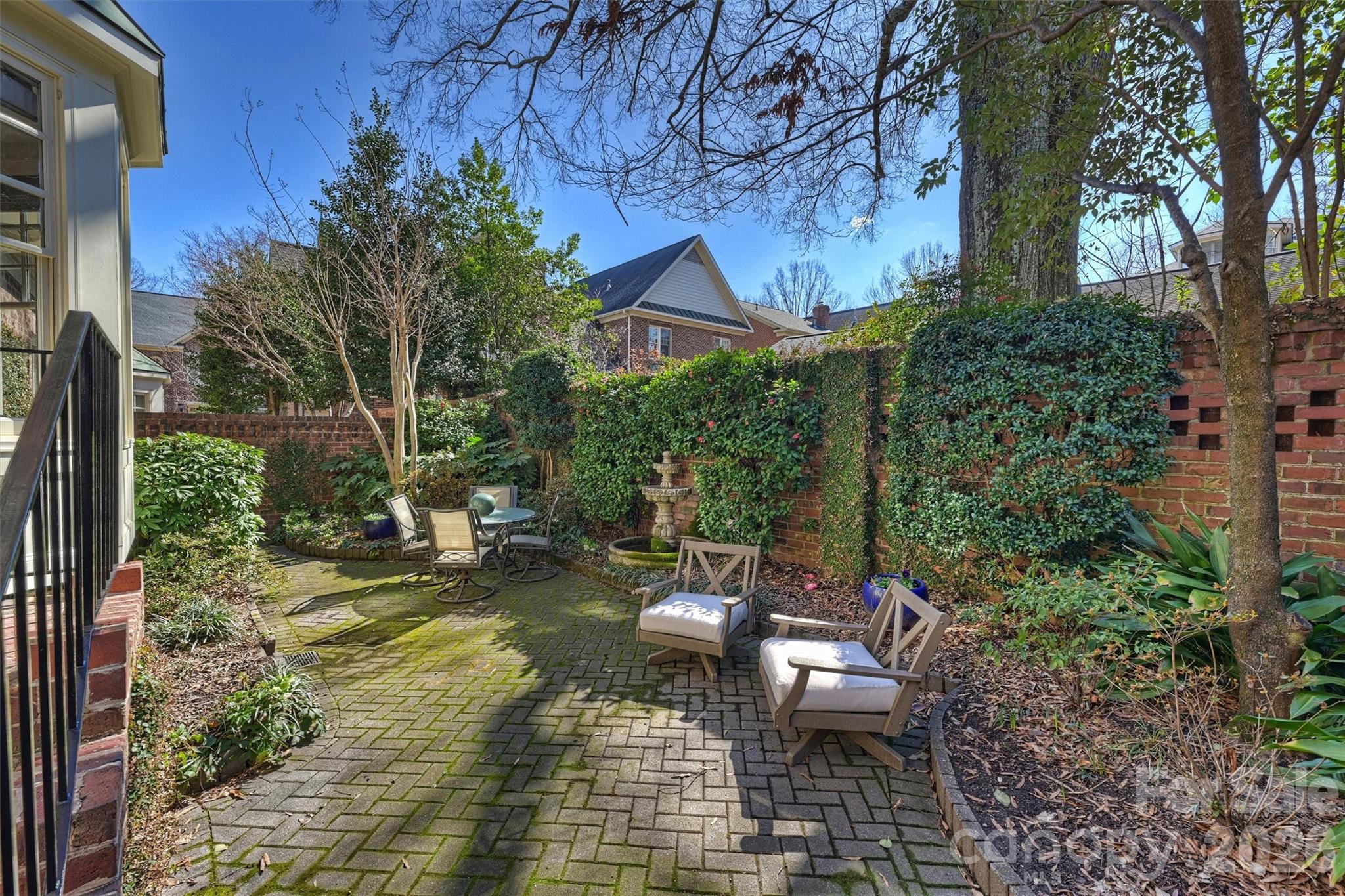 1244 Dilworth Crescent Row
