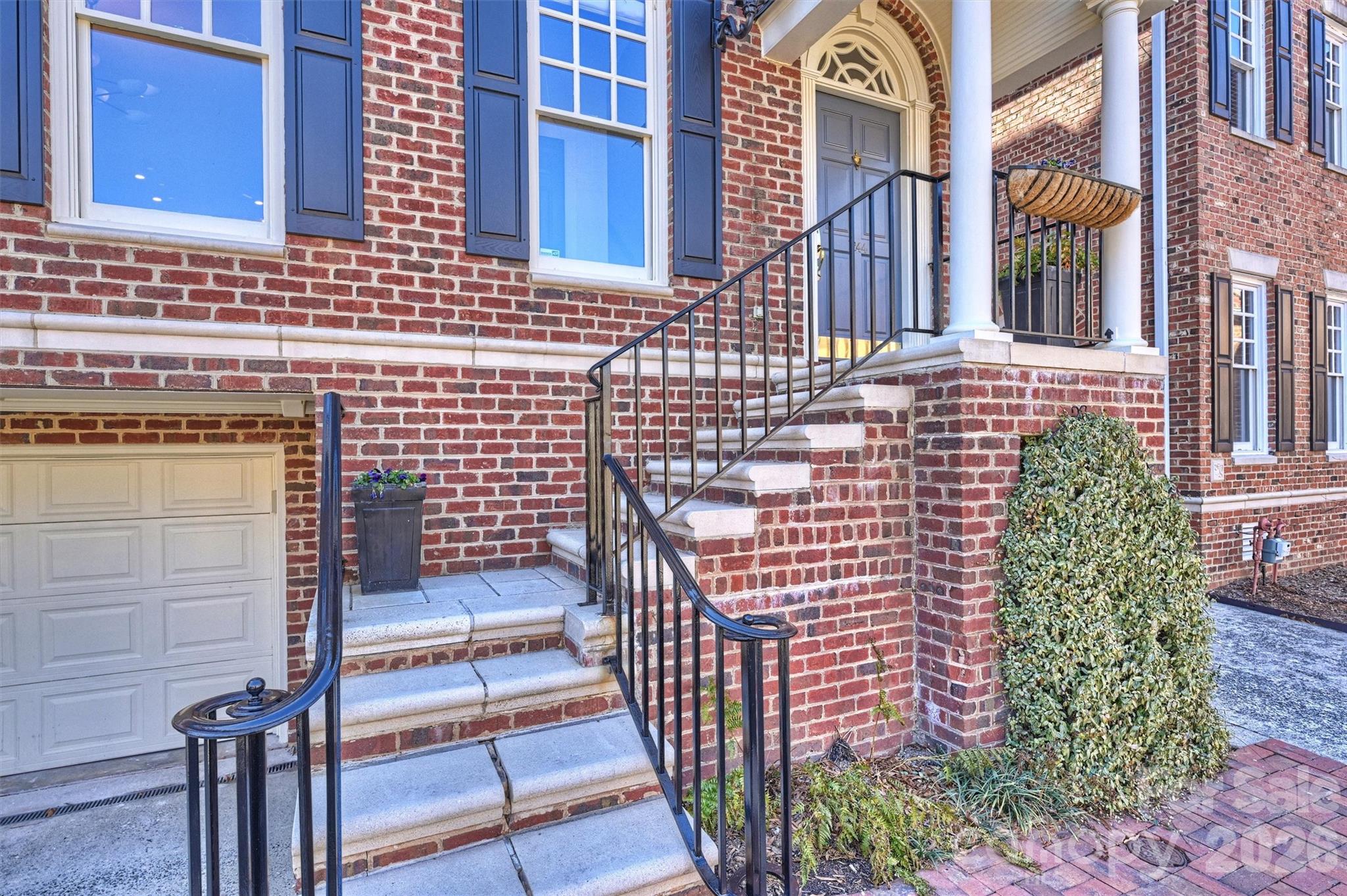 1244 Dilworth Crescent Row