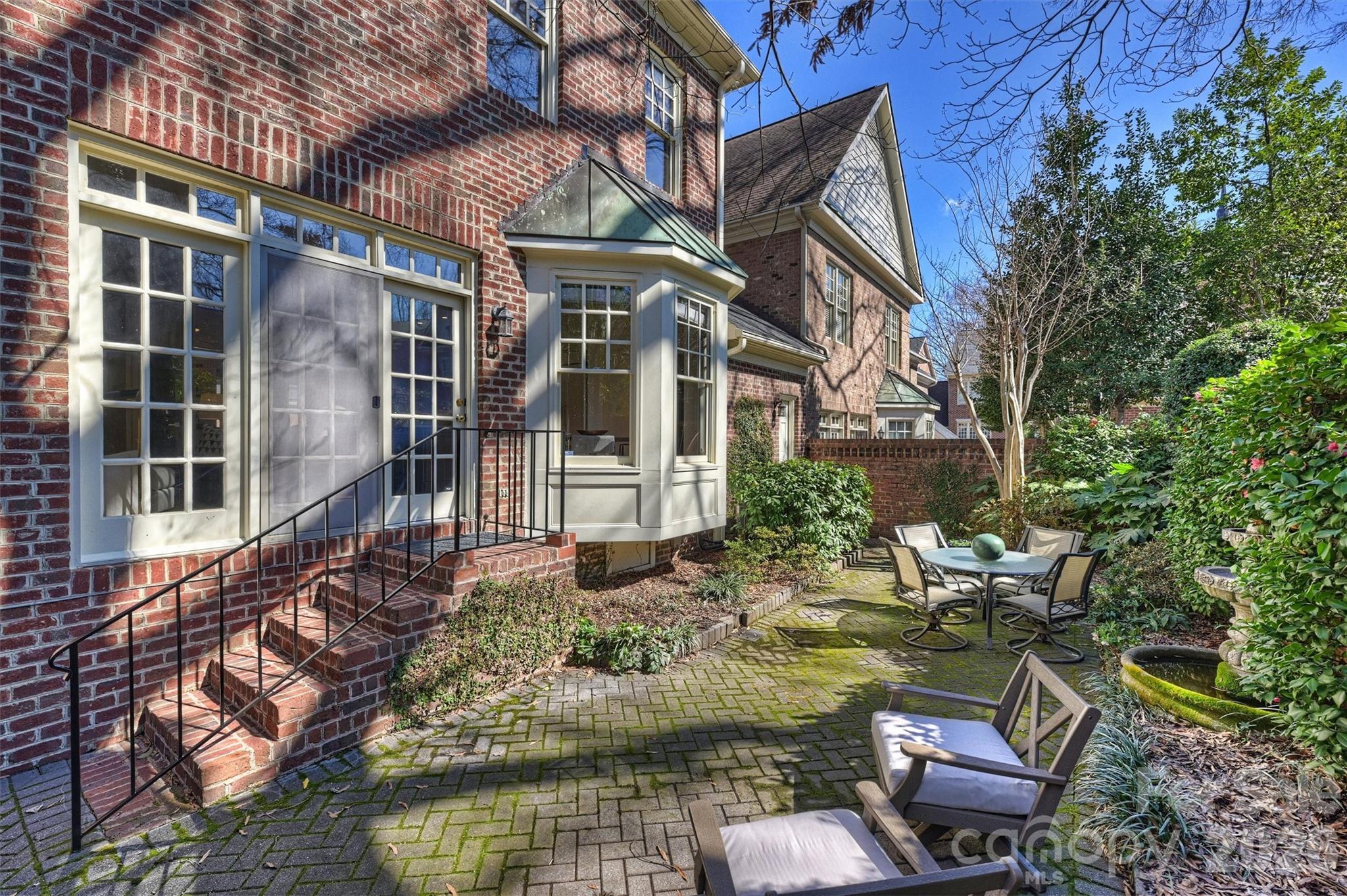 1244 Dilworth Crescent Row