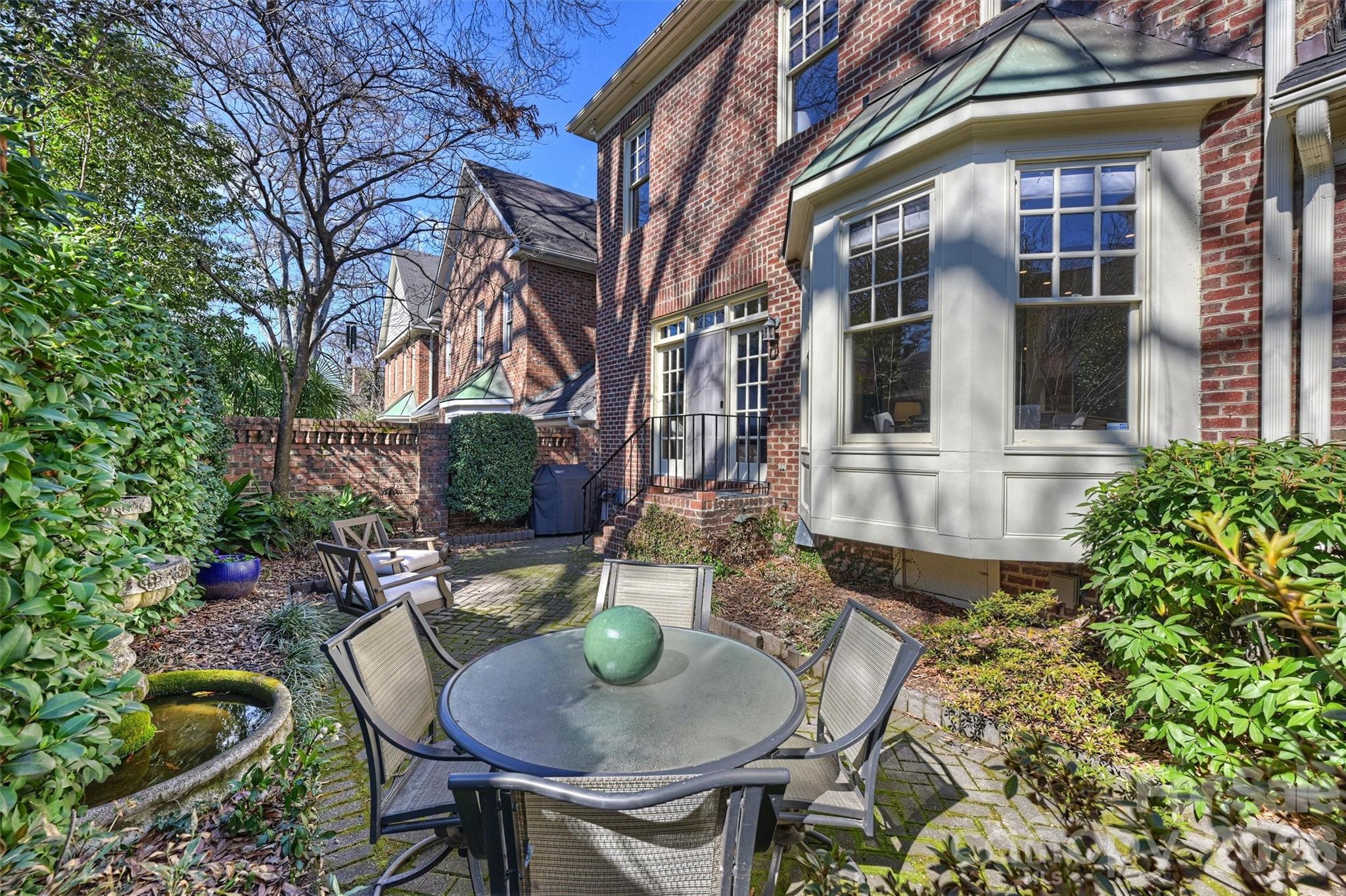 1244 Dilworth Crescent Row