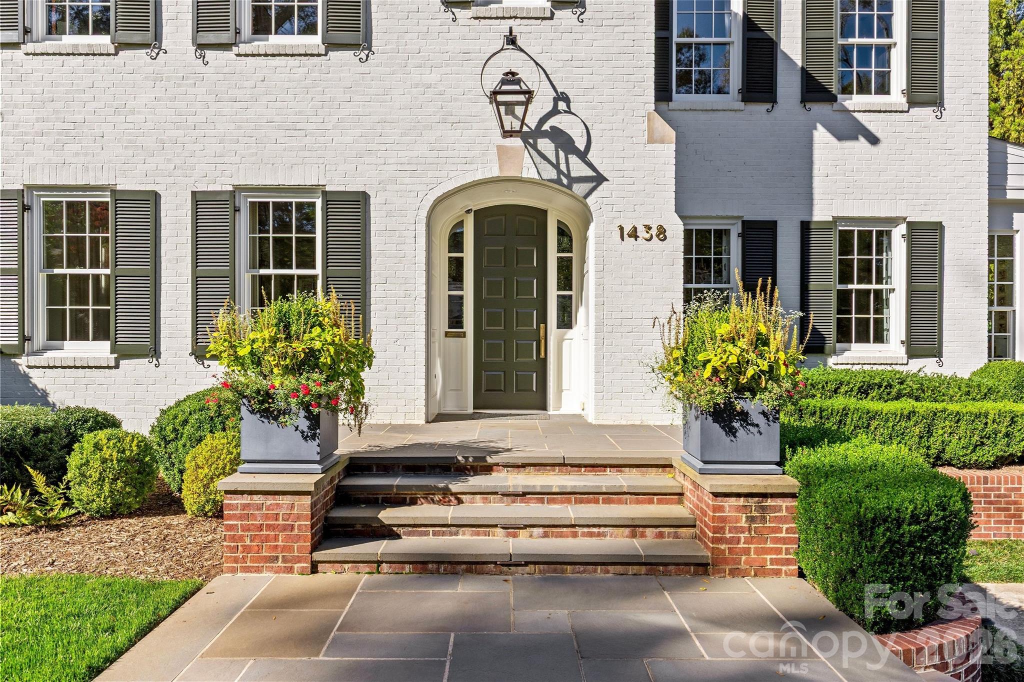 1438 Queens Road W