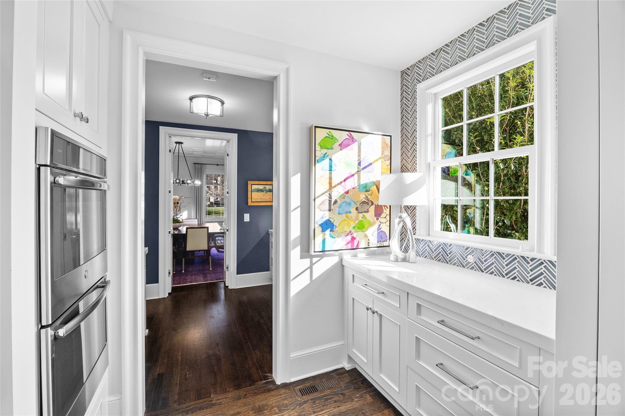 1438 Queens Road W