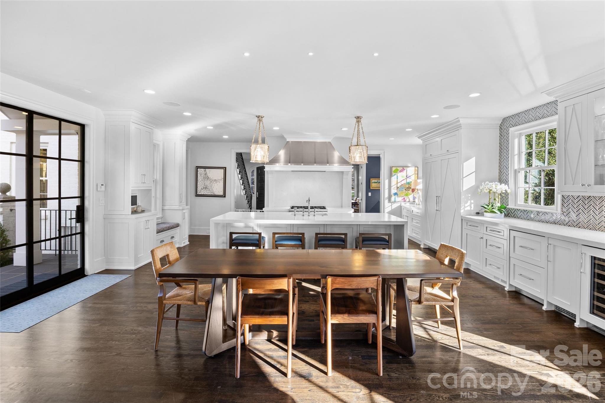 1438 Queens Road W