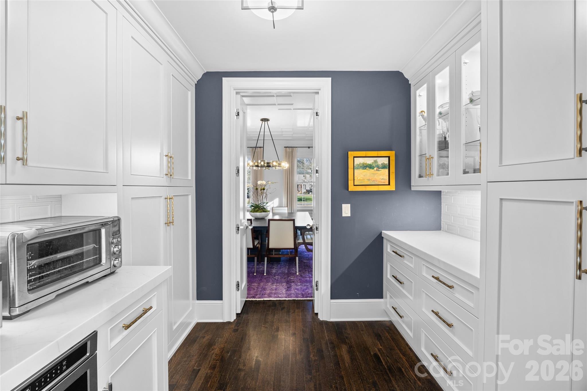 1438 Queens Road W