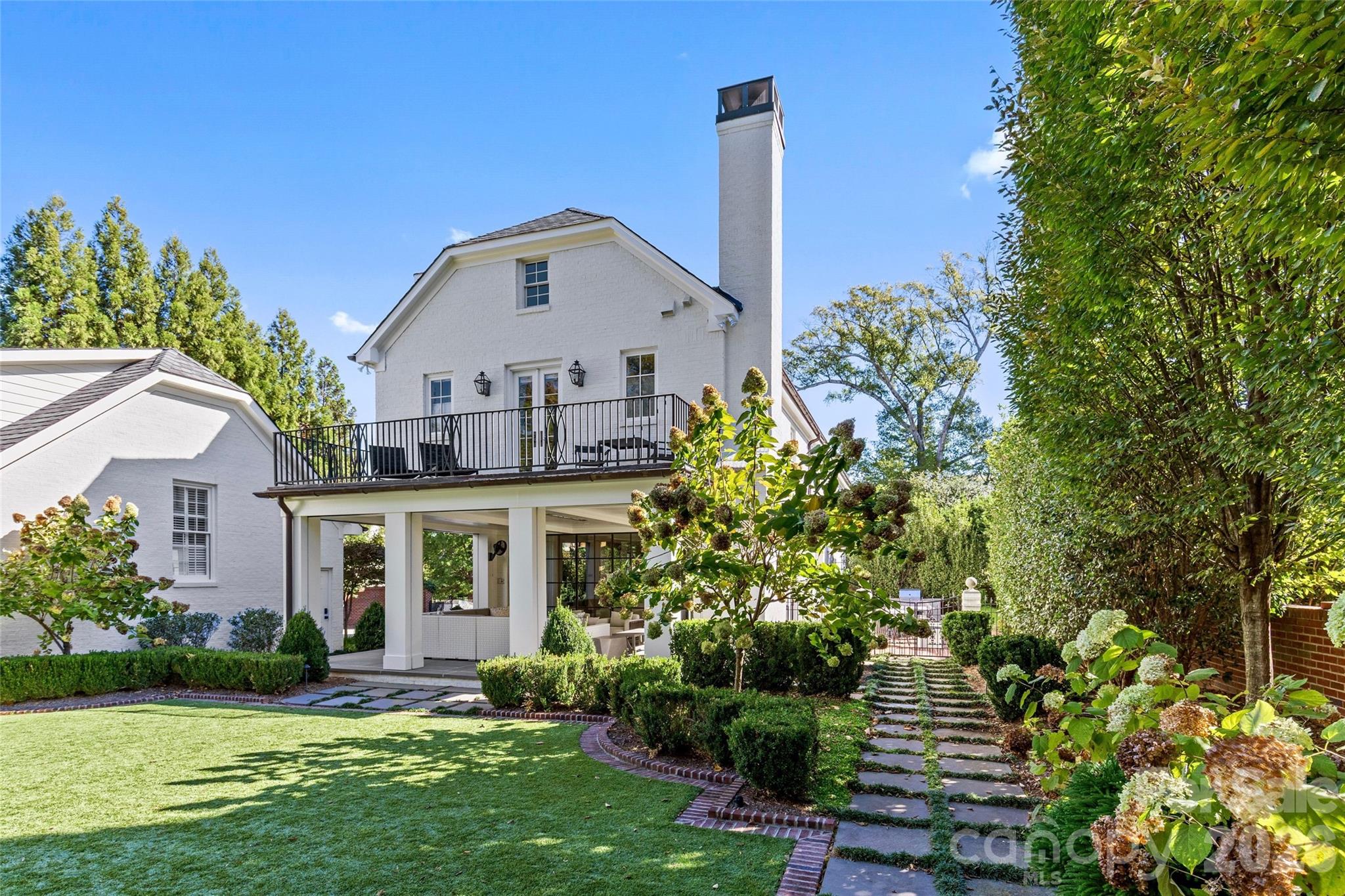 1438 Queens Road W