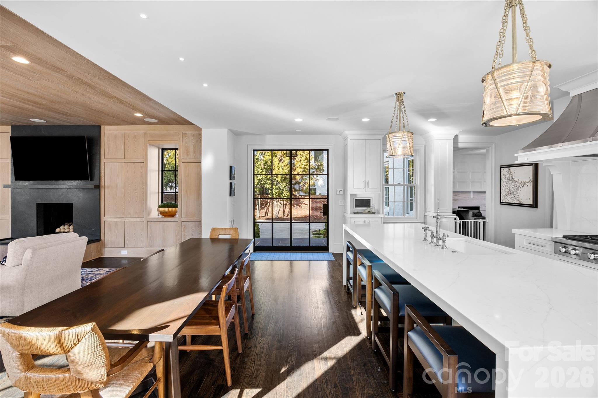 1438 Queens Road W