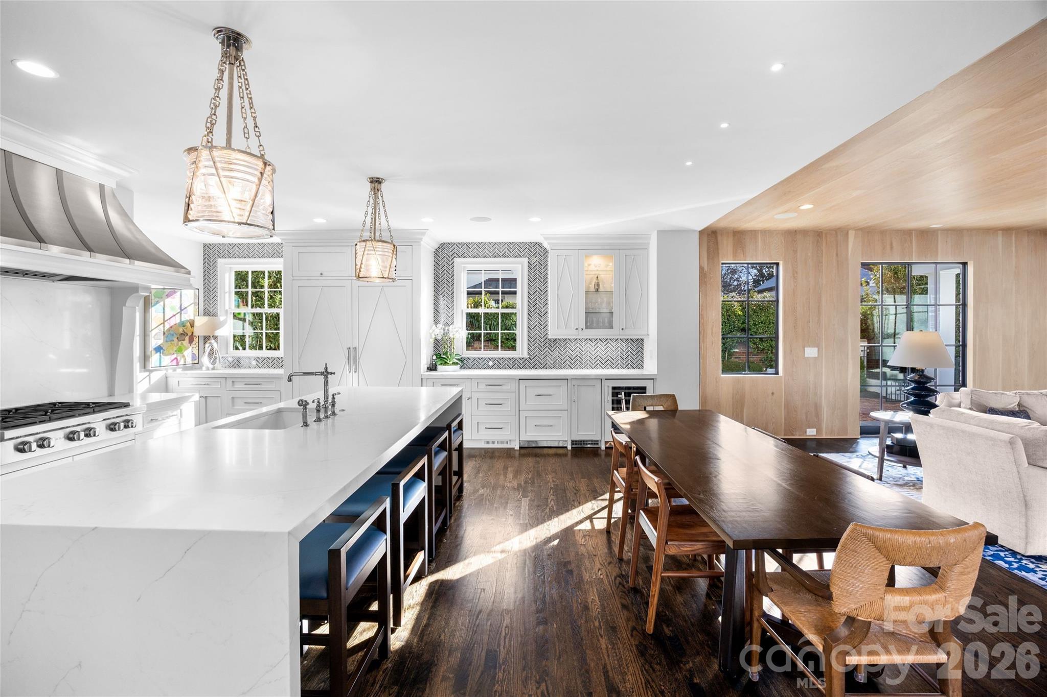 1438 Queens Road W