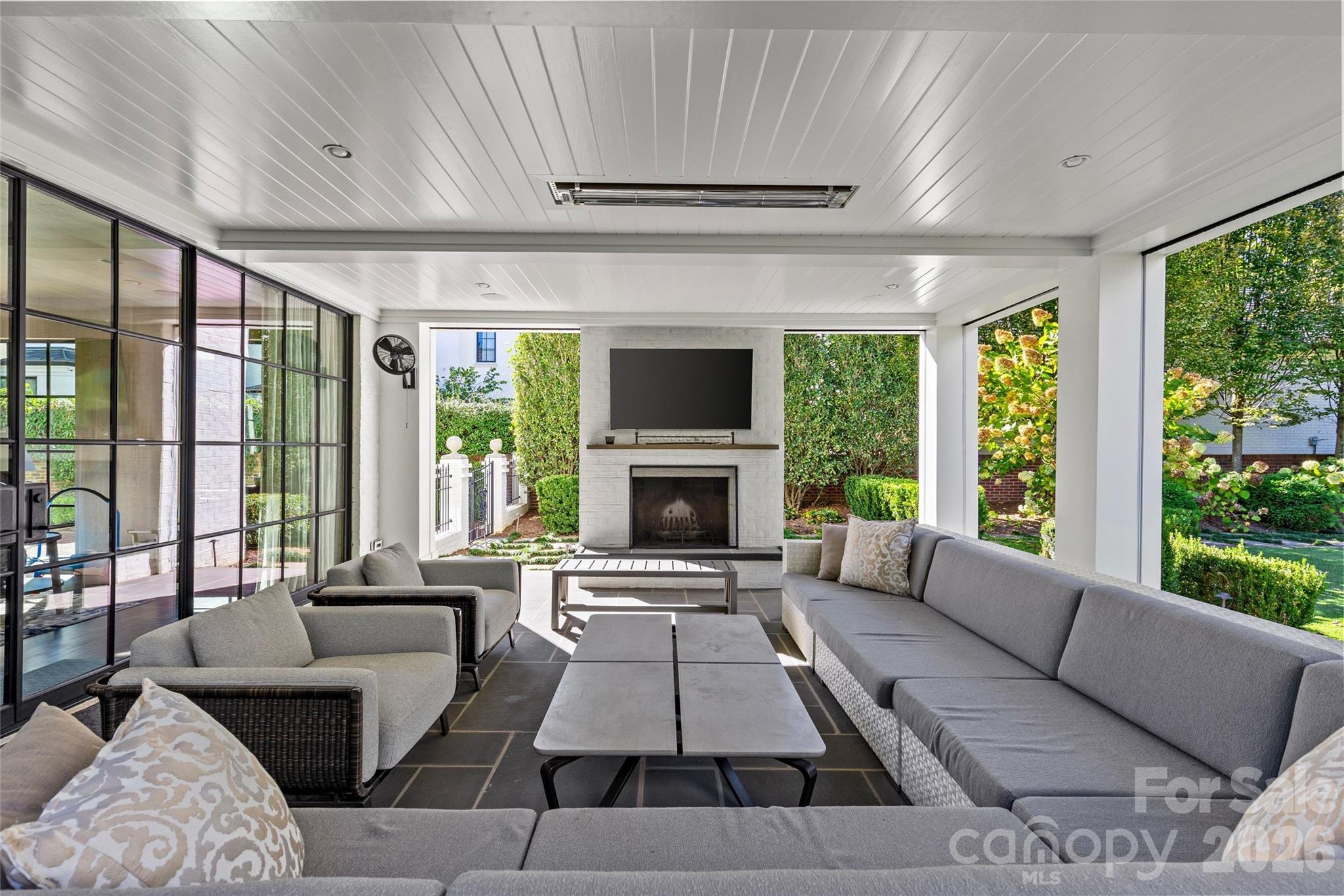 1438 Queens Road W