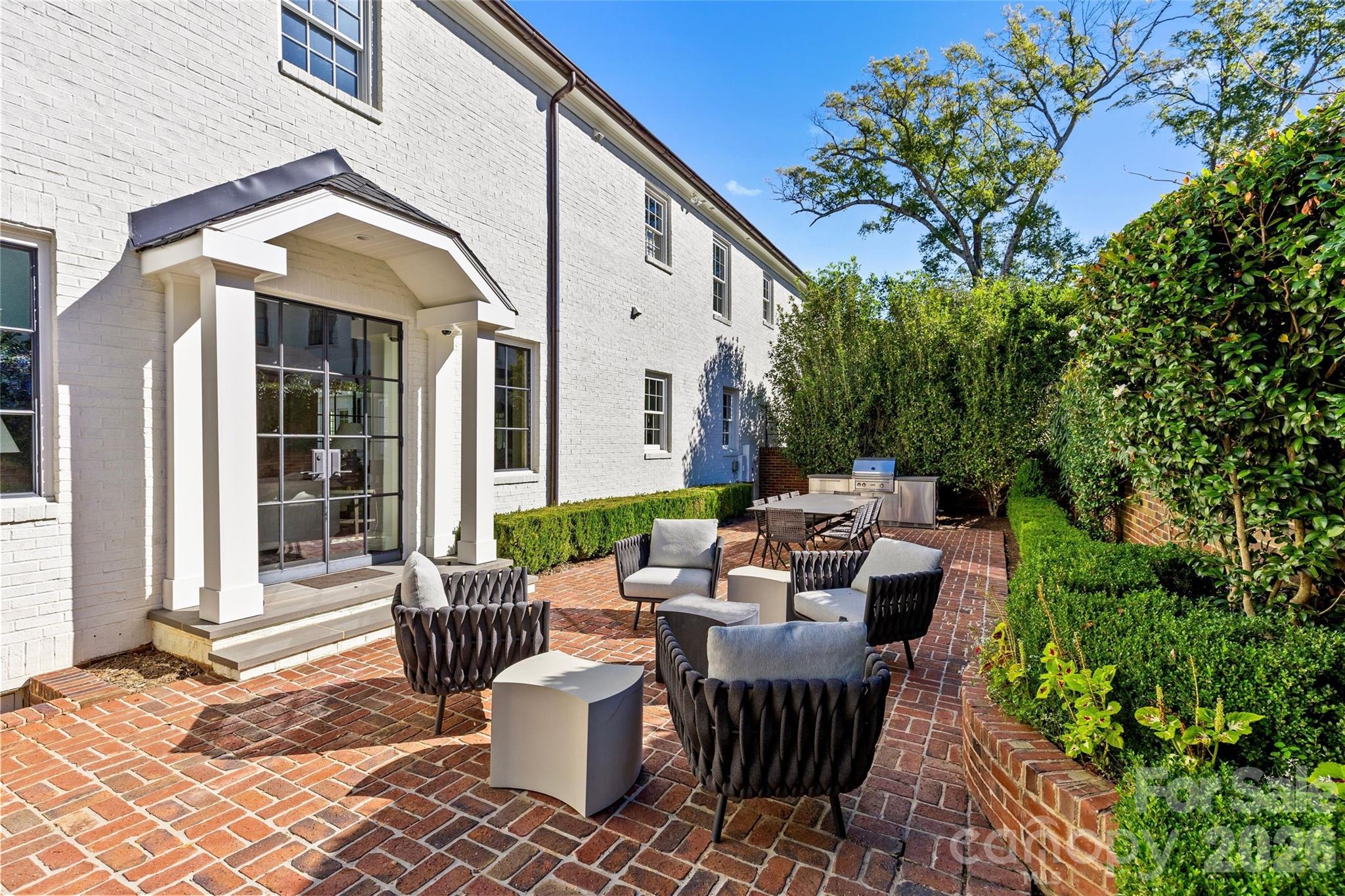 1438 Queens Road W