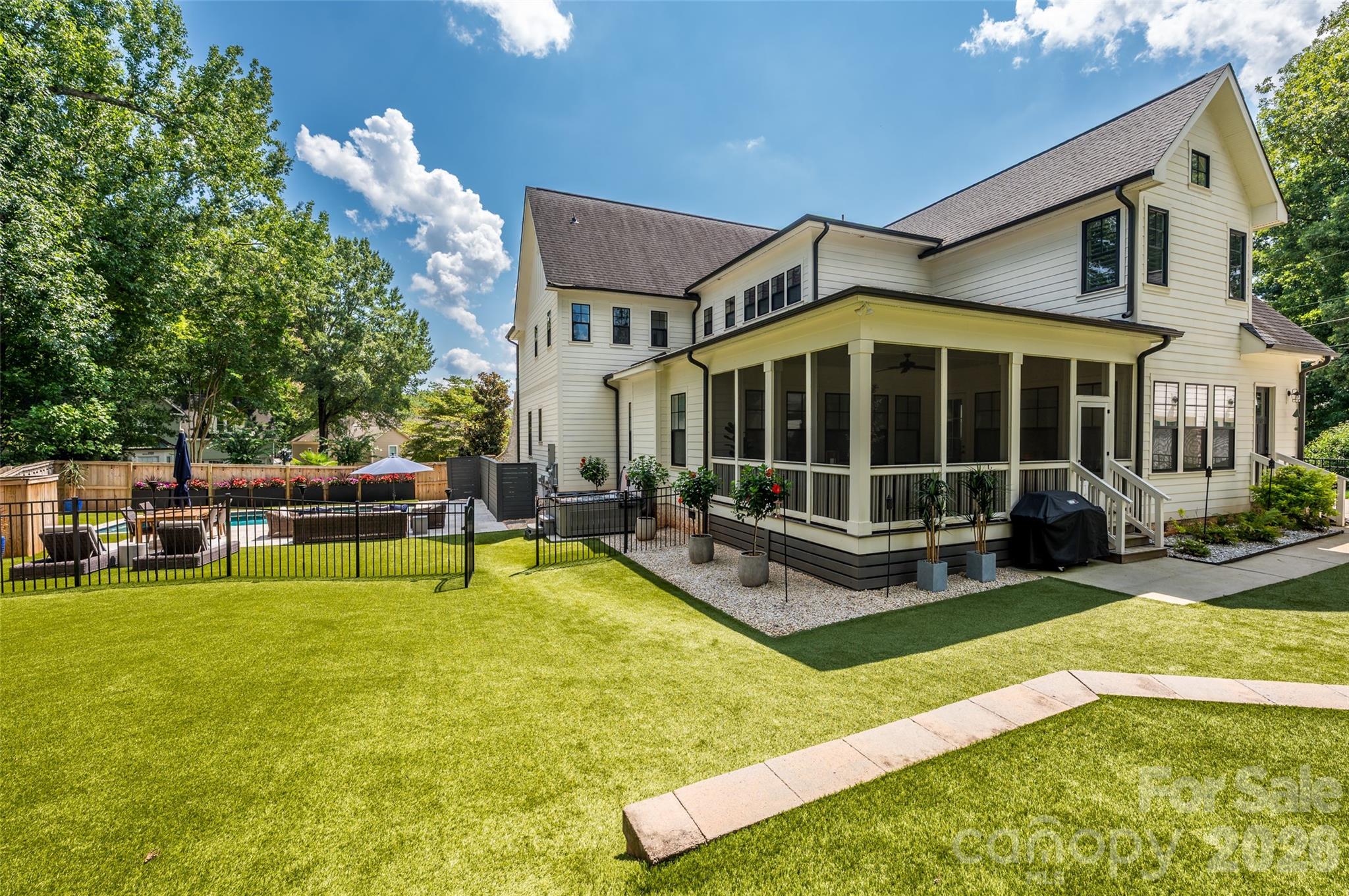 4325 Tangle Dr