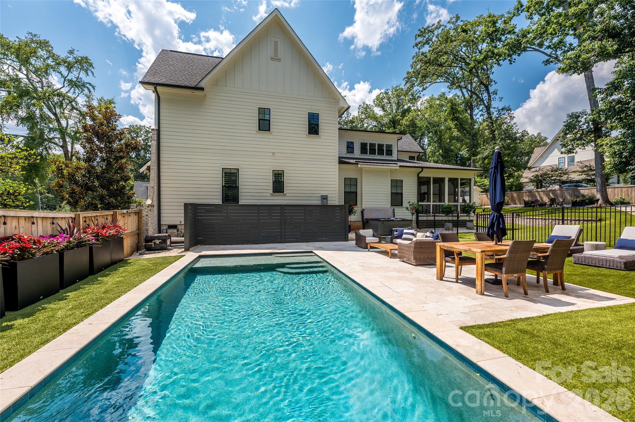 4325 Tangle Dr