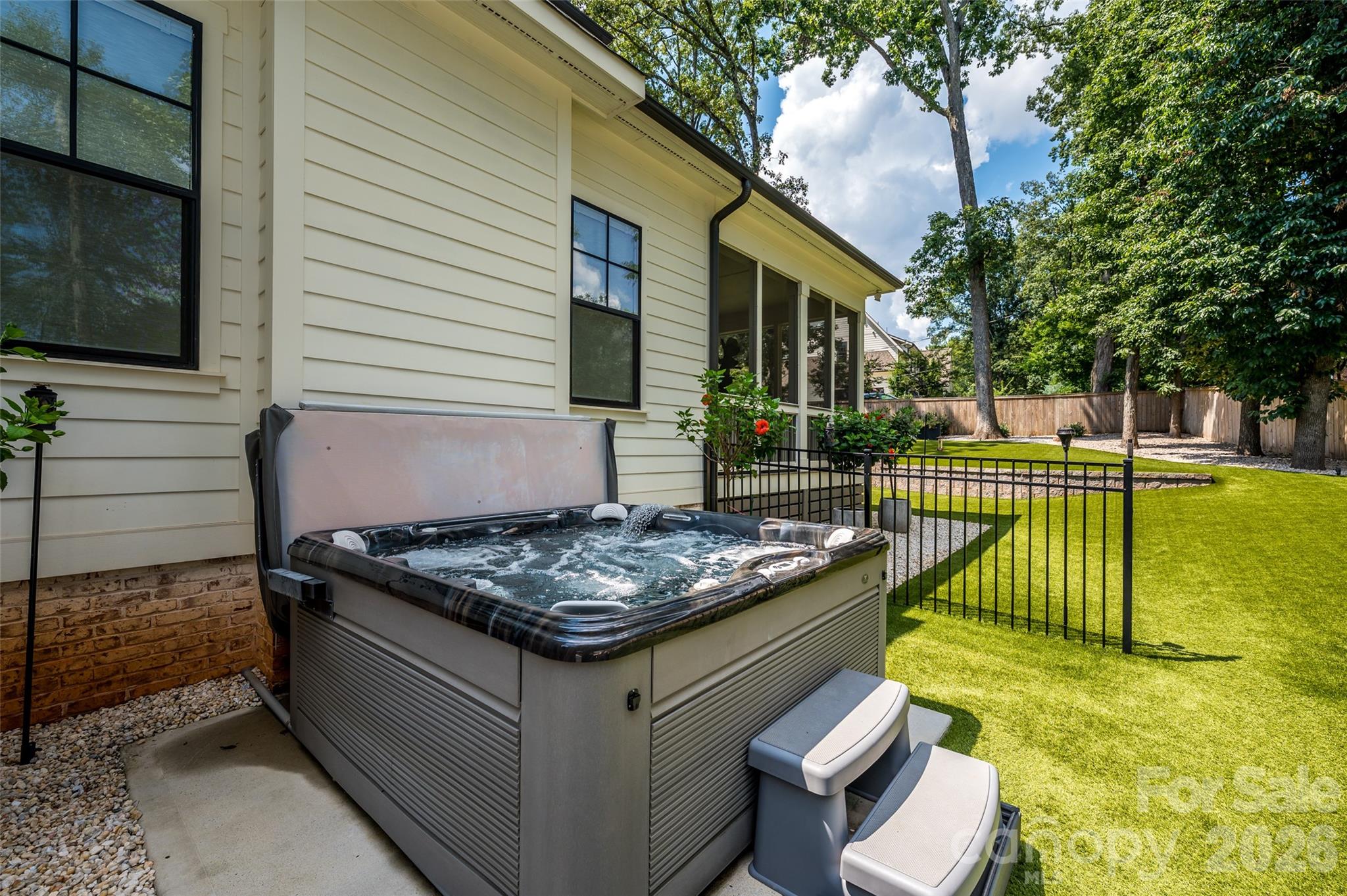 4325 Tangle Dr