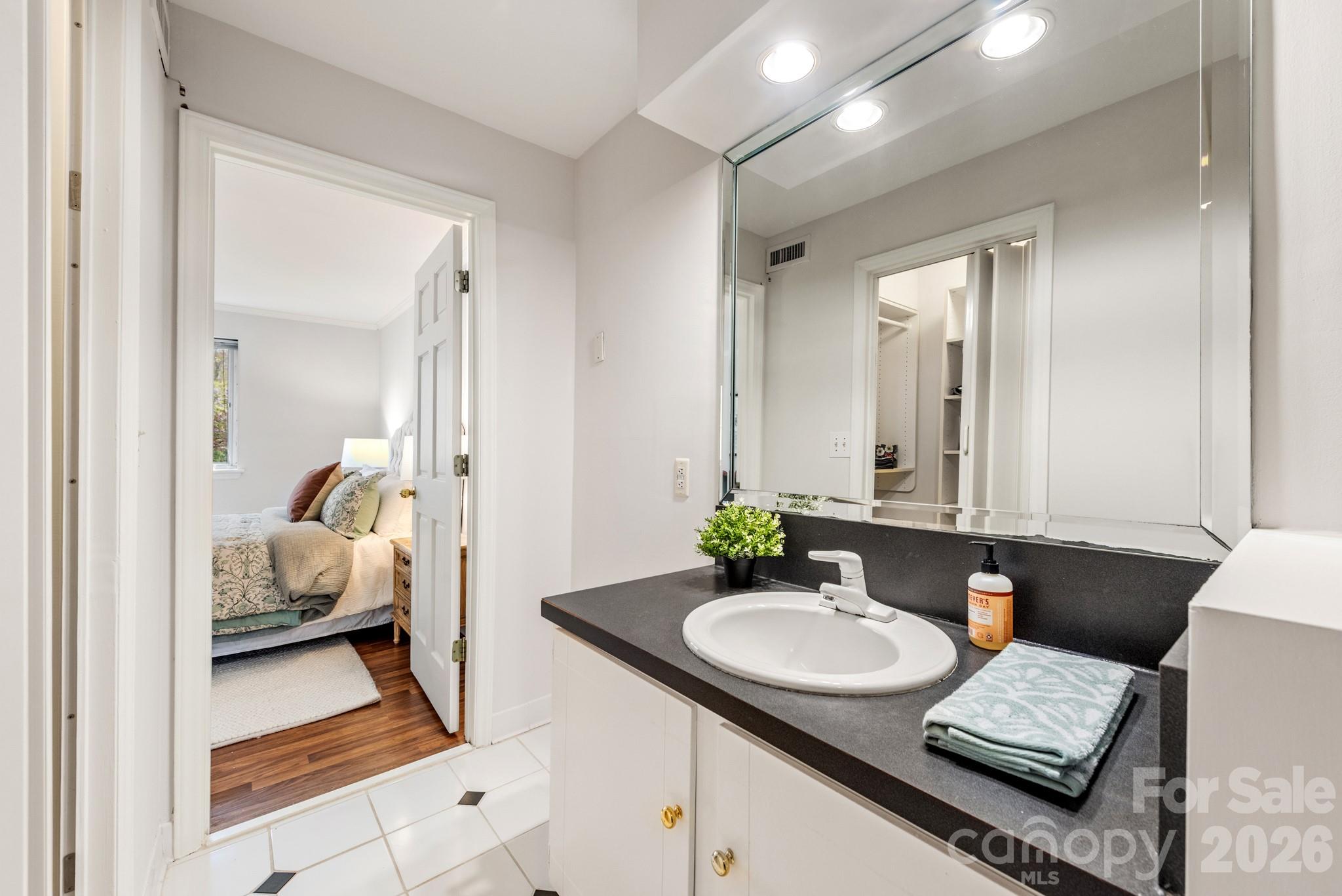 1323 Queens Road Unit: 321