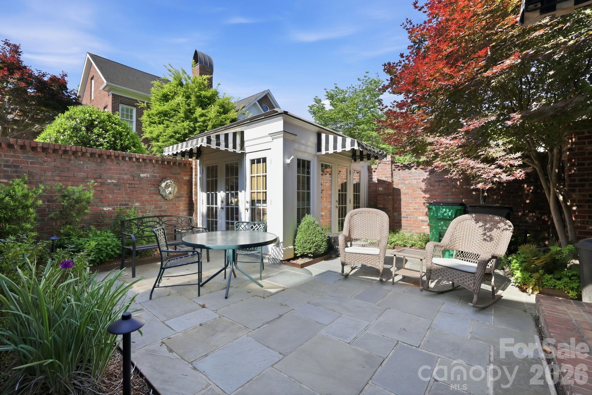 2044 Queens Road W
