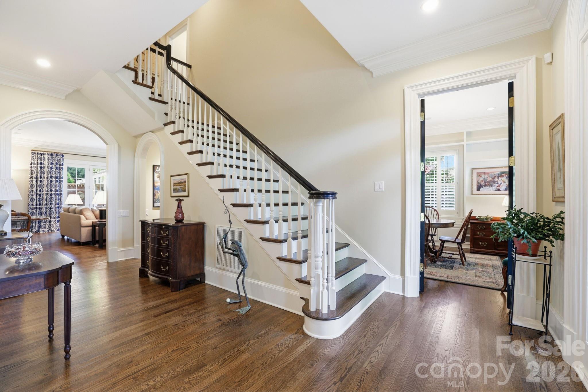 2044 Queens Road W