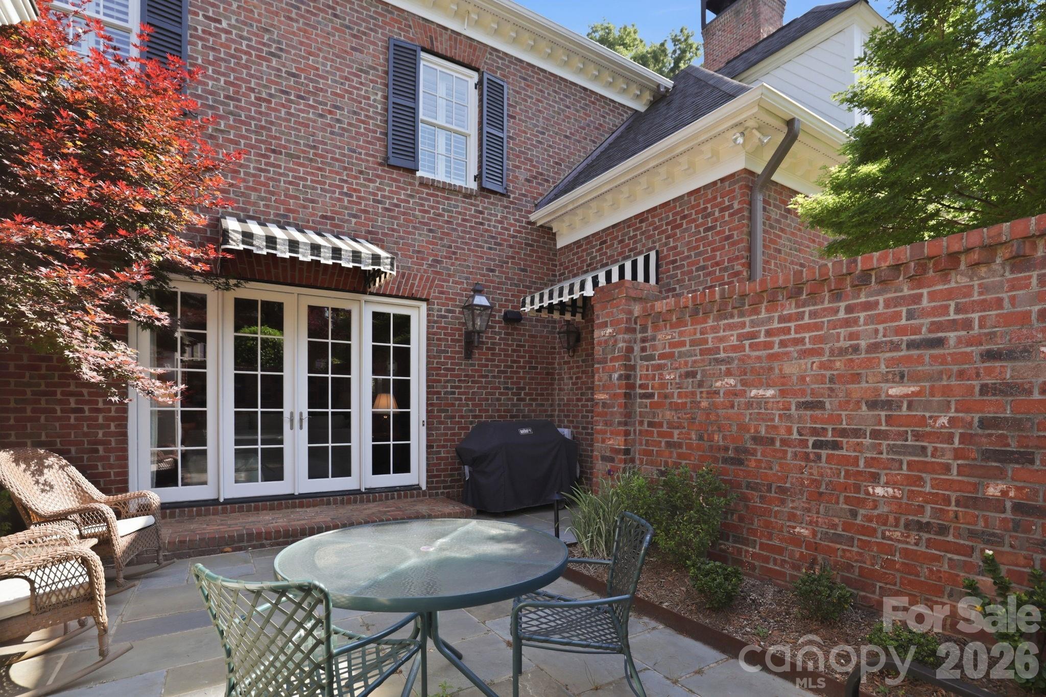 2044 Queens Road W