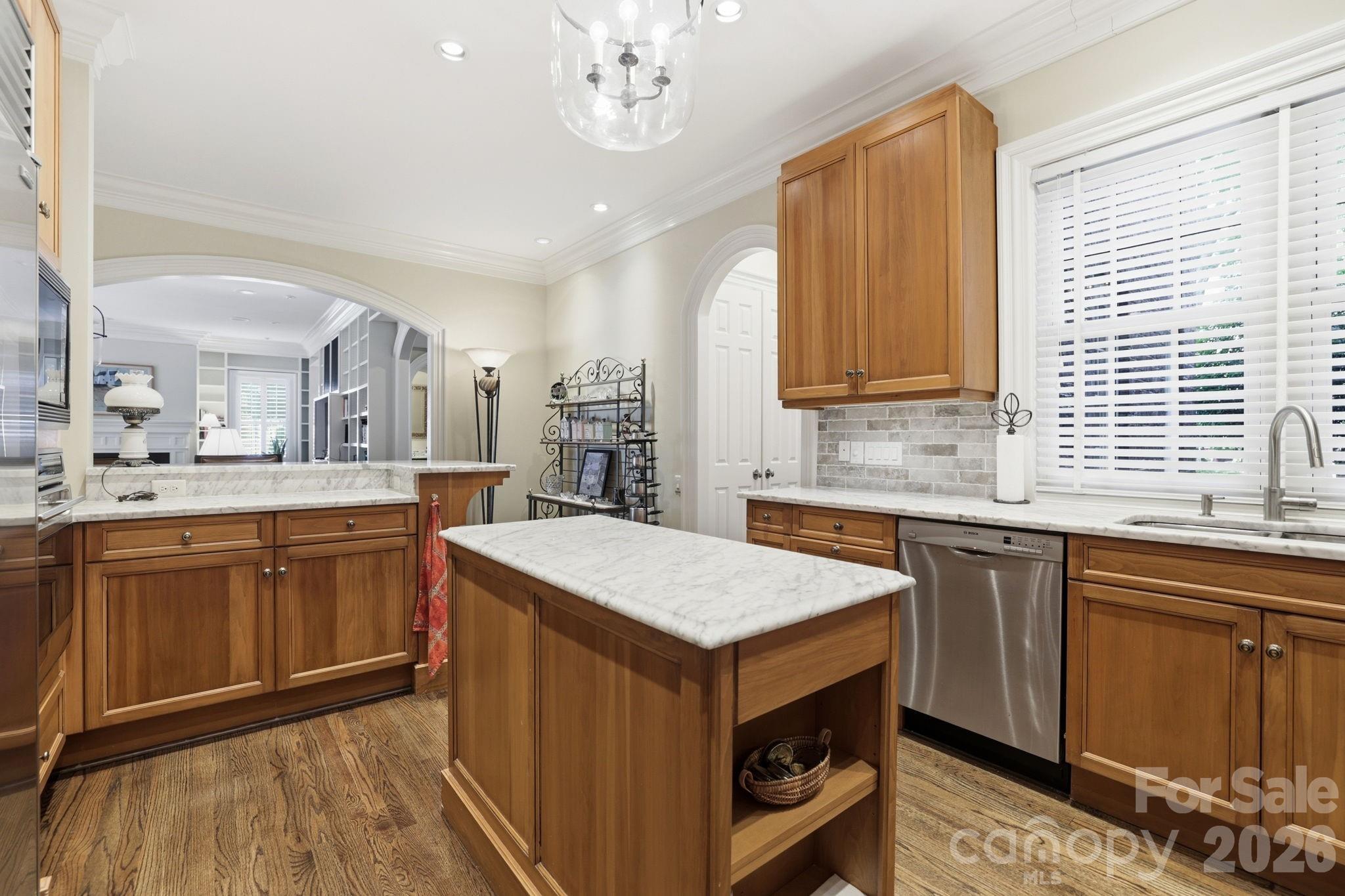 2044 Queens Road W