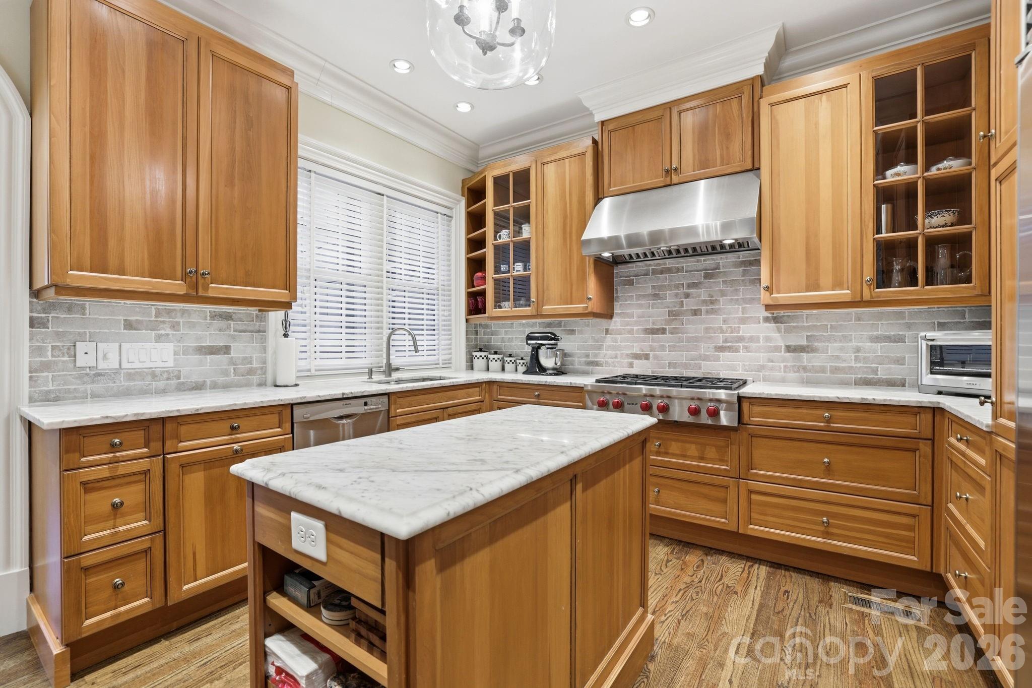 2044 Queens Road W