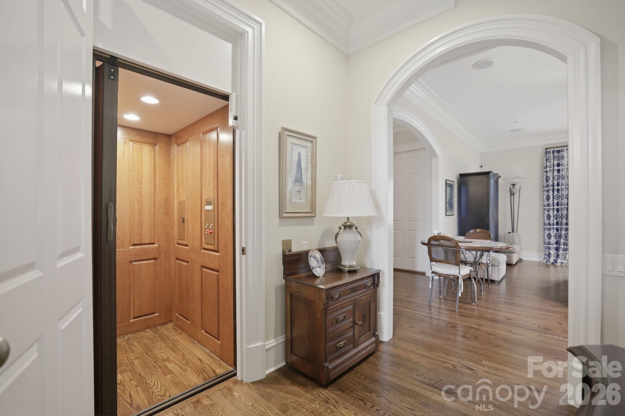 2044 Queens Road W