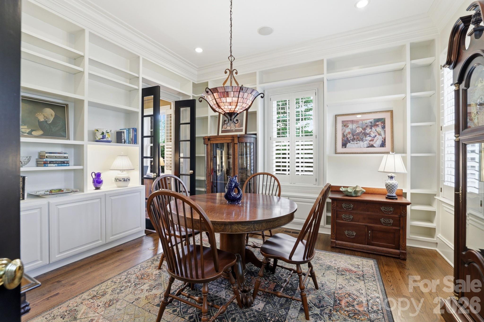 2044 Queens Road W