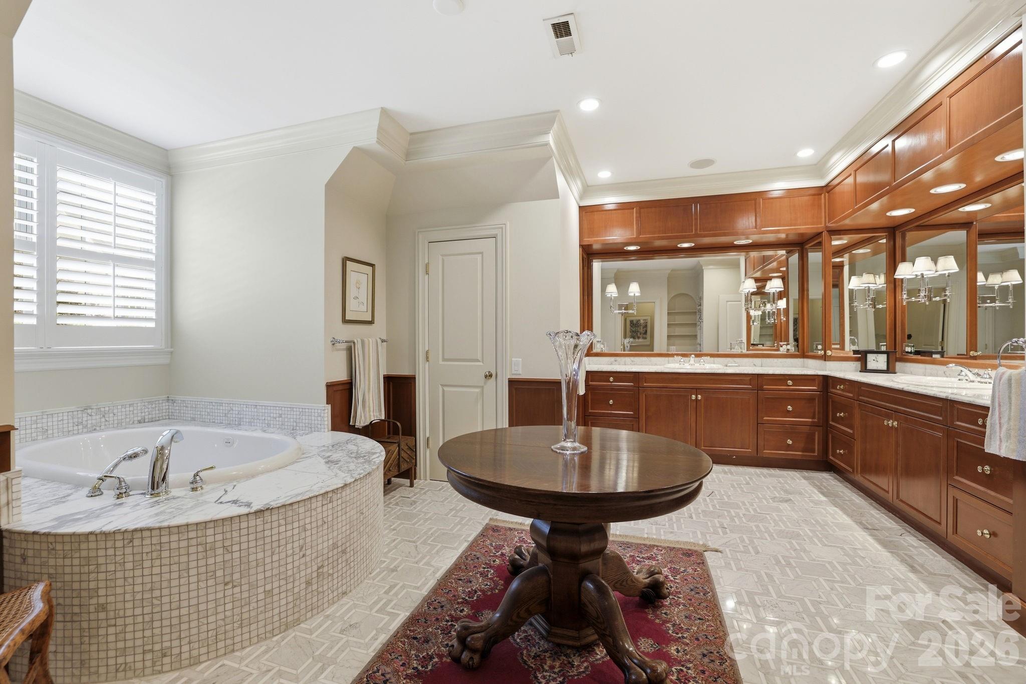 2044 Queens Road W