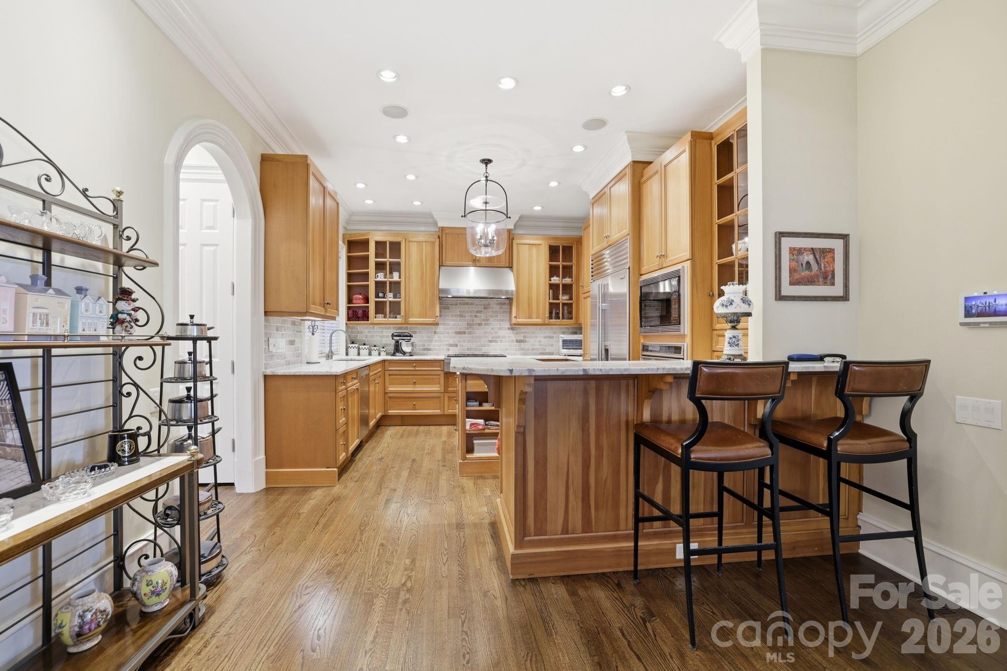 2044 Queens Road W