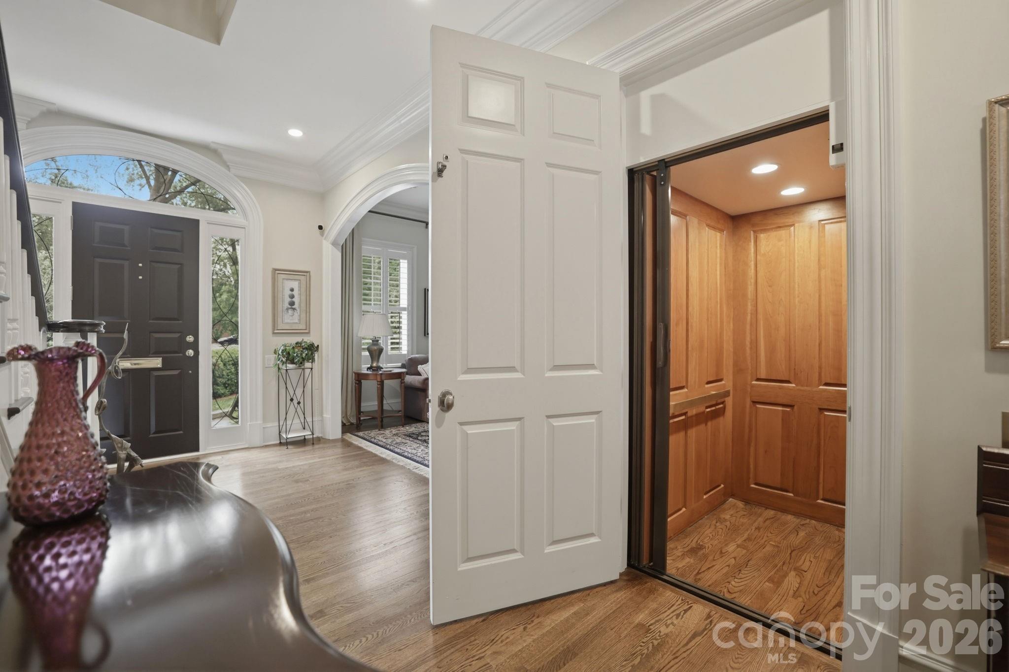 2044 Queens Road W