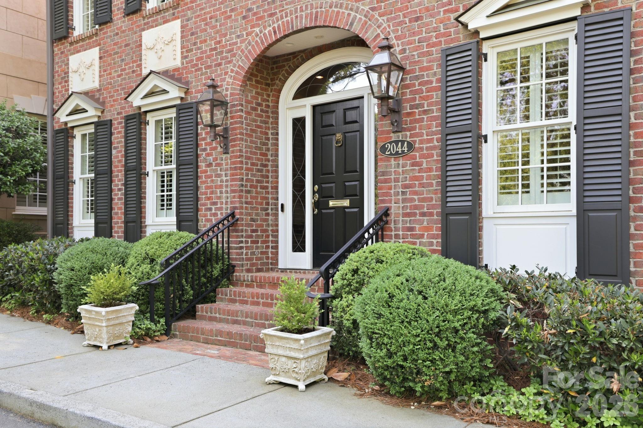 2044 Queens Road W