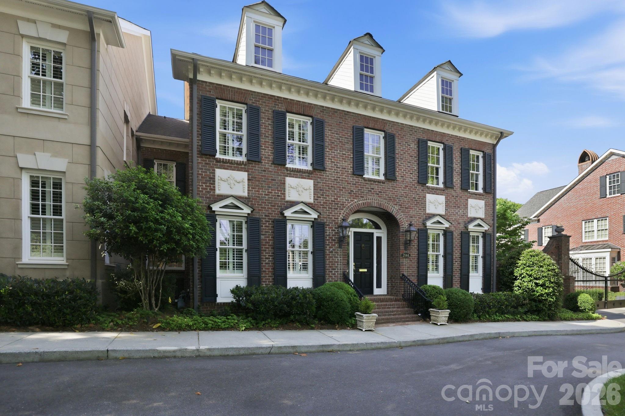 2044 Queens Road W