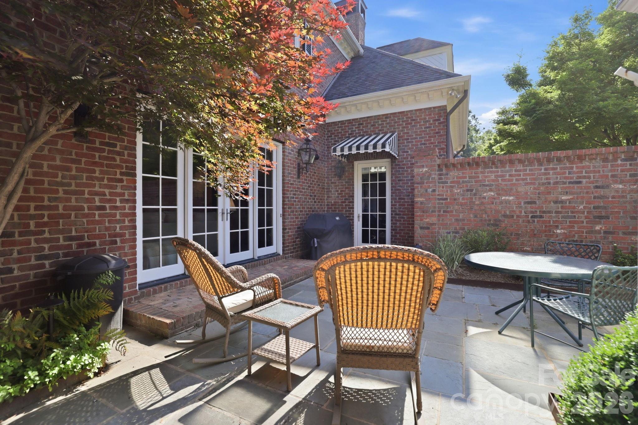 2044 Queens Road W