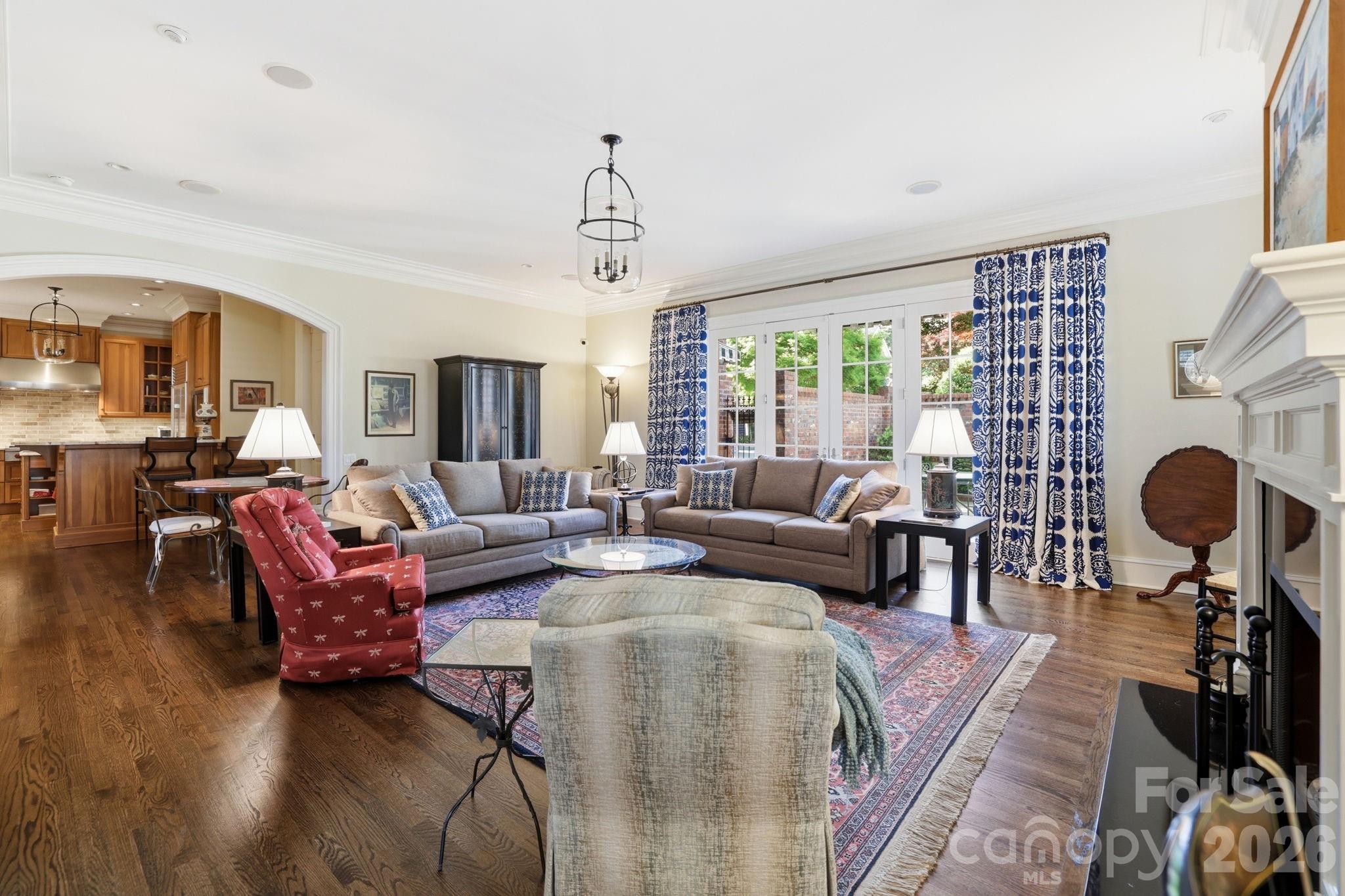 2044 Queens Road W