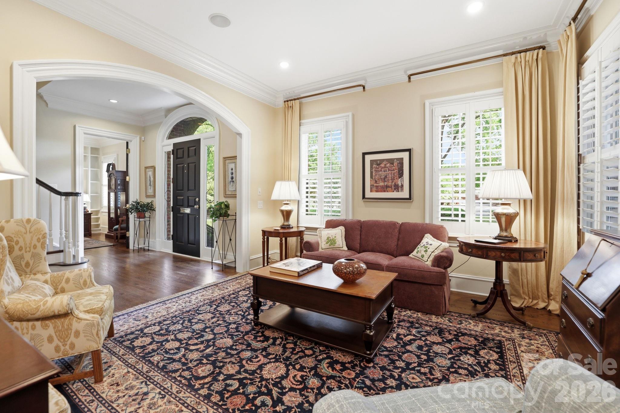2044 Queens Road W