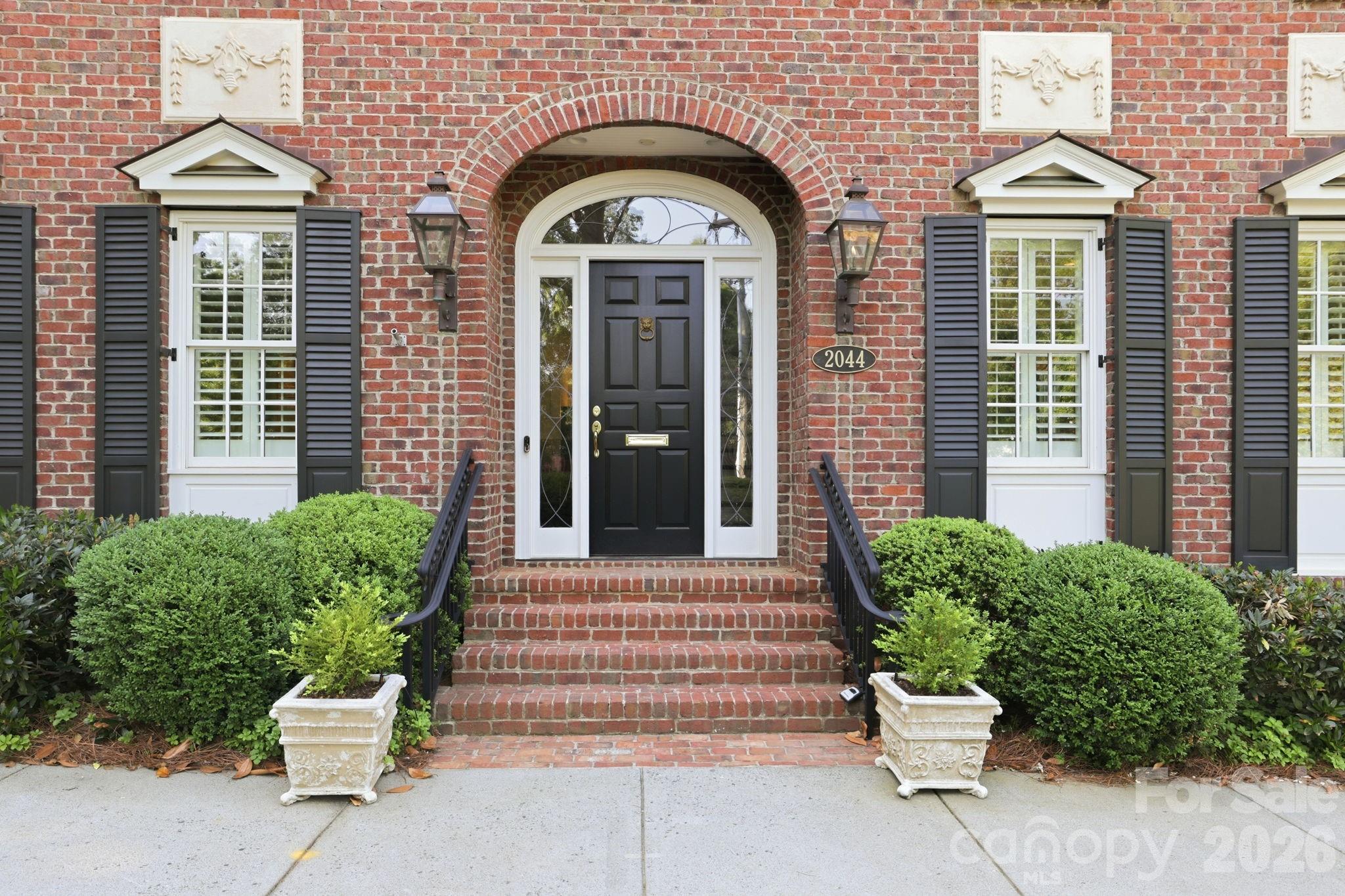 2044 Queens Road W