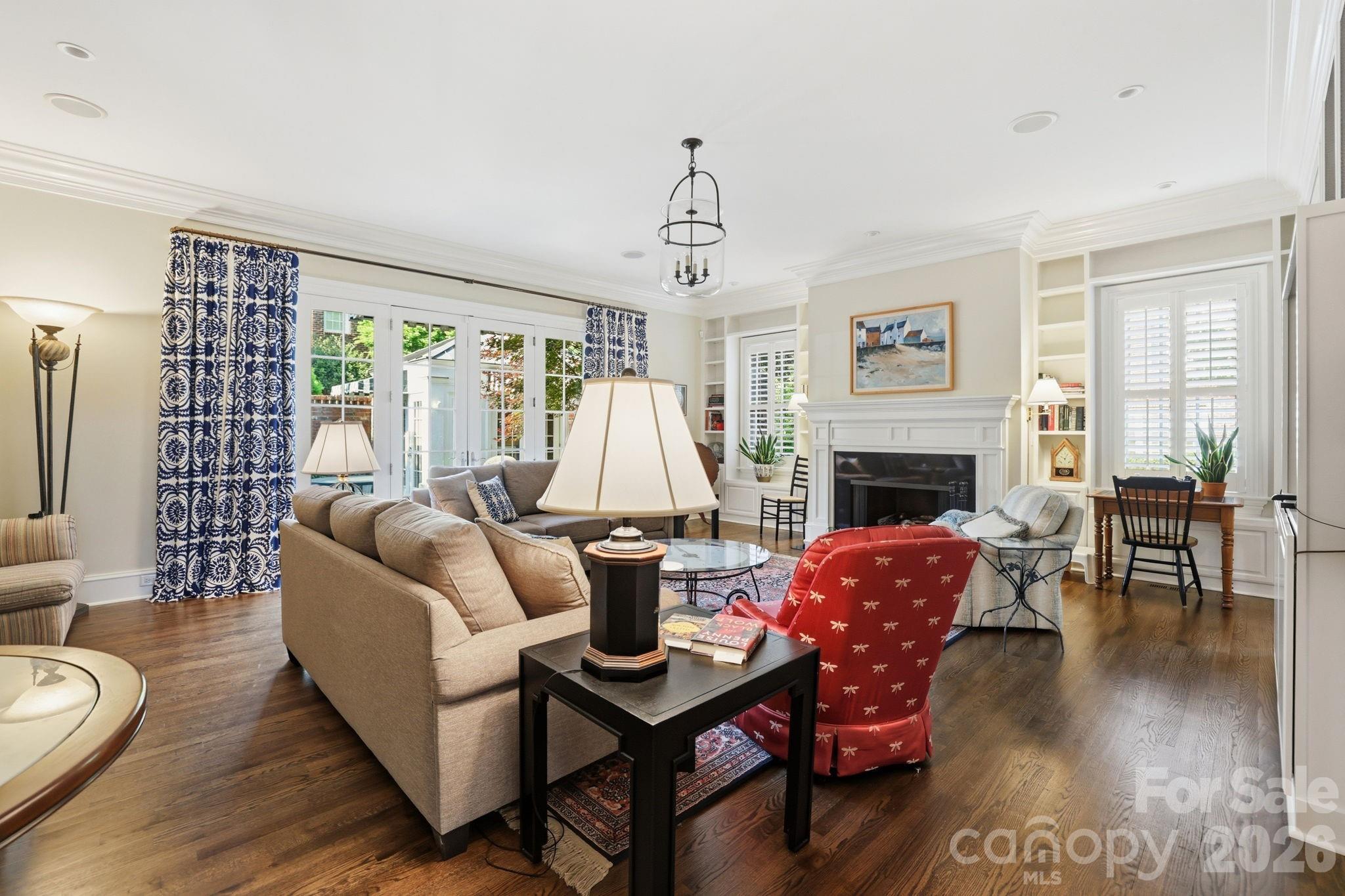 2044 Queens Road W