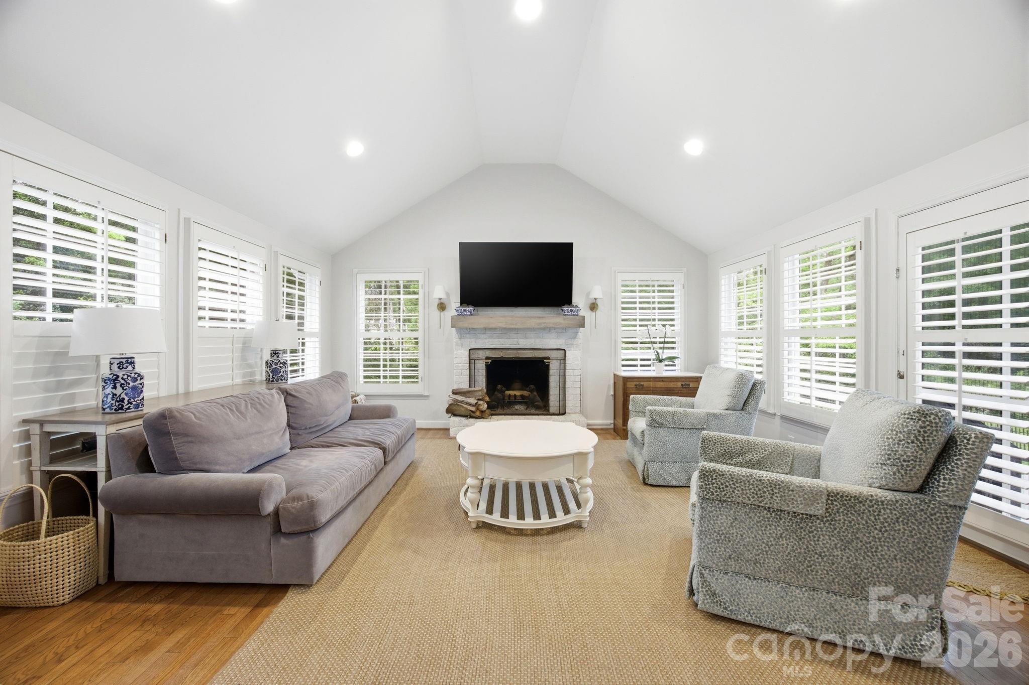 2535 Valencia Terrace