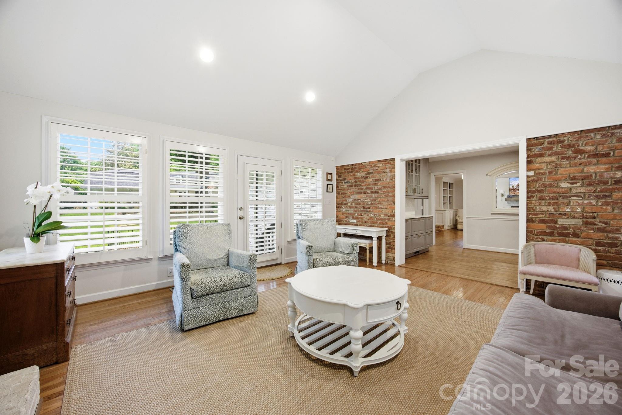 2535 Valencia Terrace