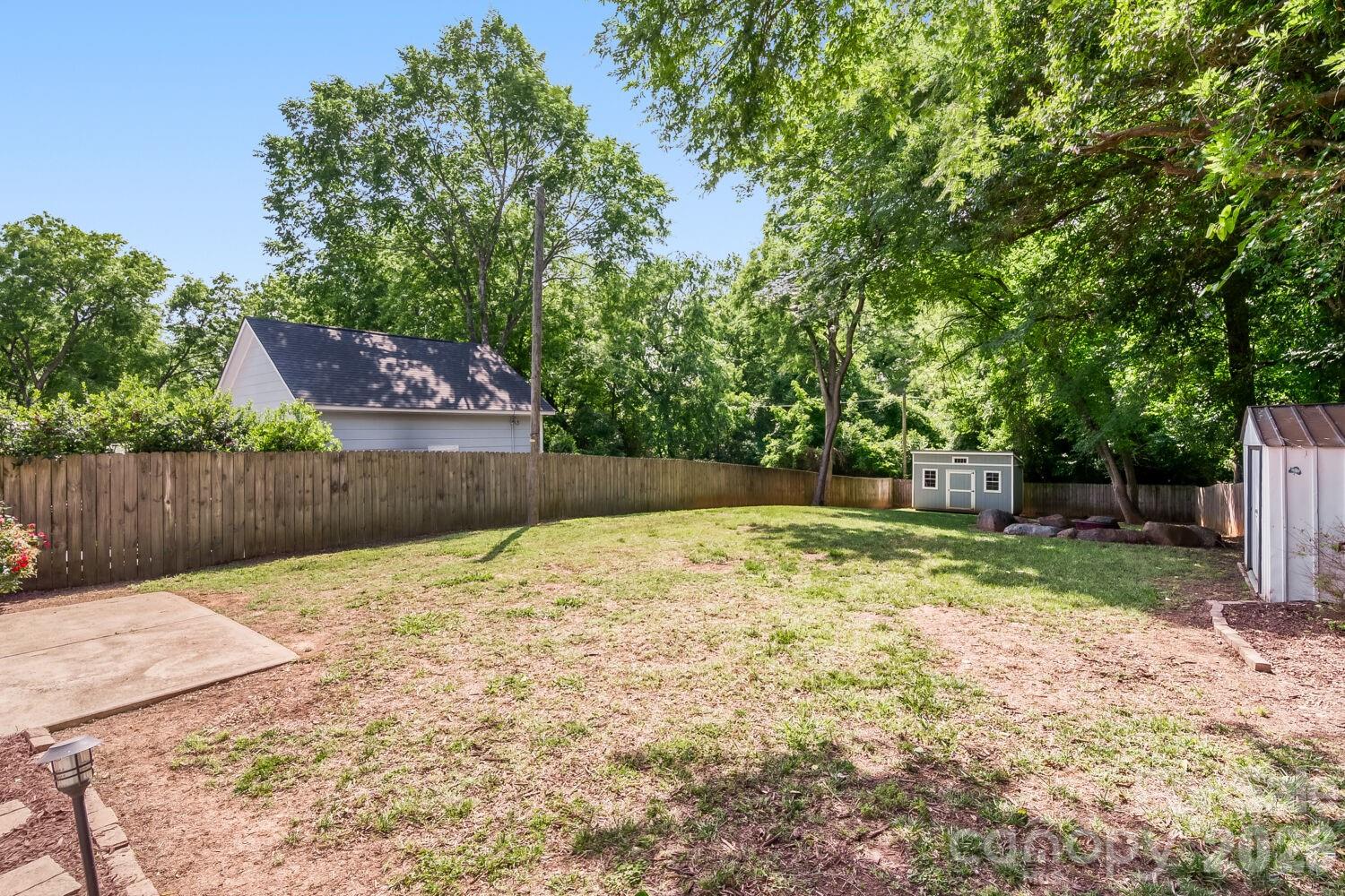 1521 Hawthorne Lane