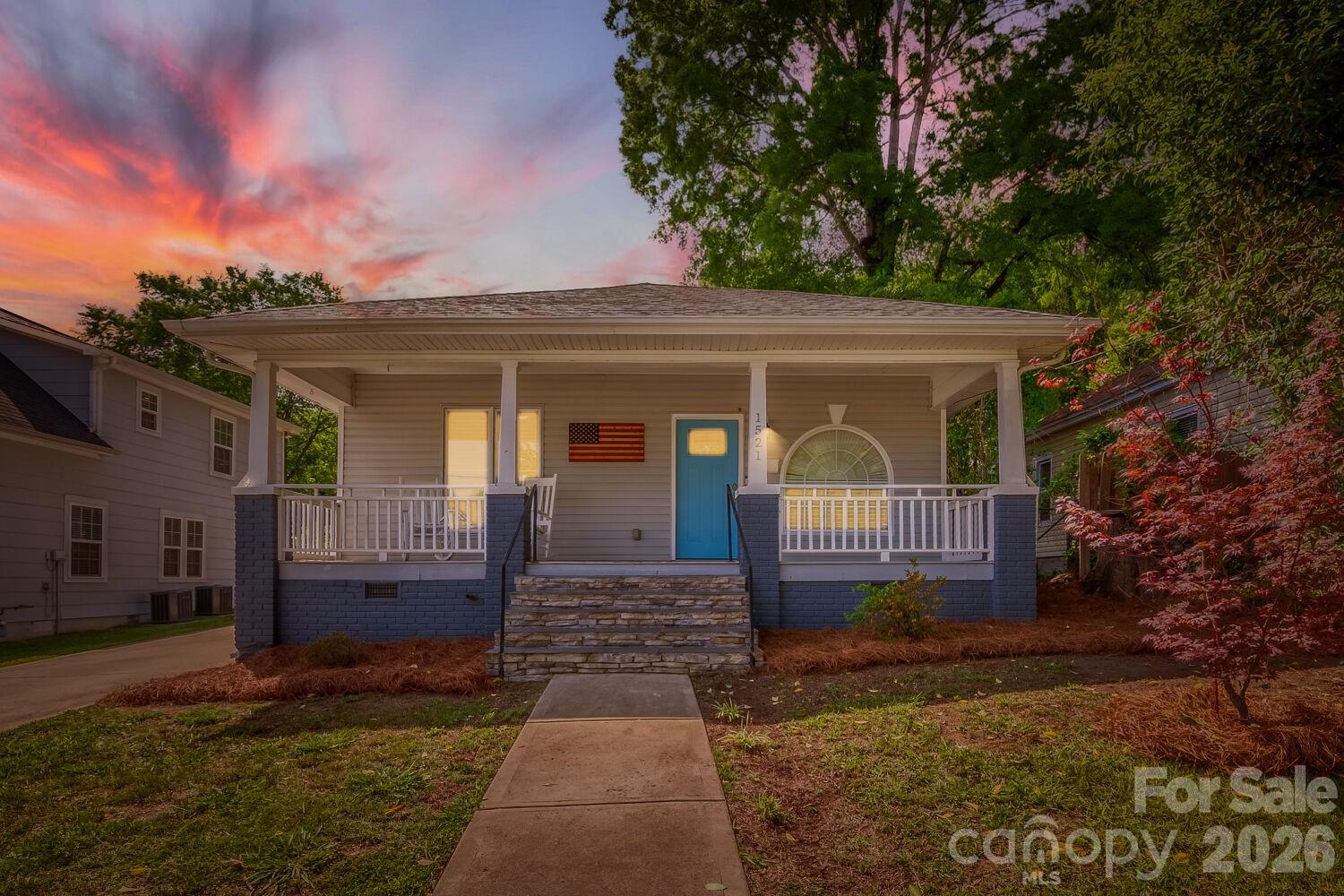 1521 Hawthorne Lane