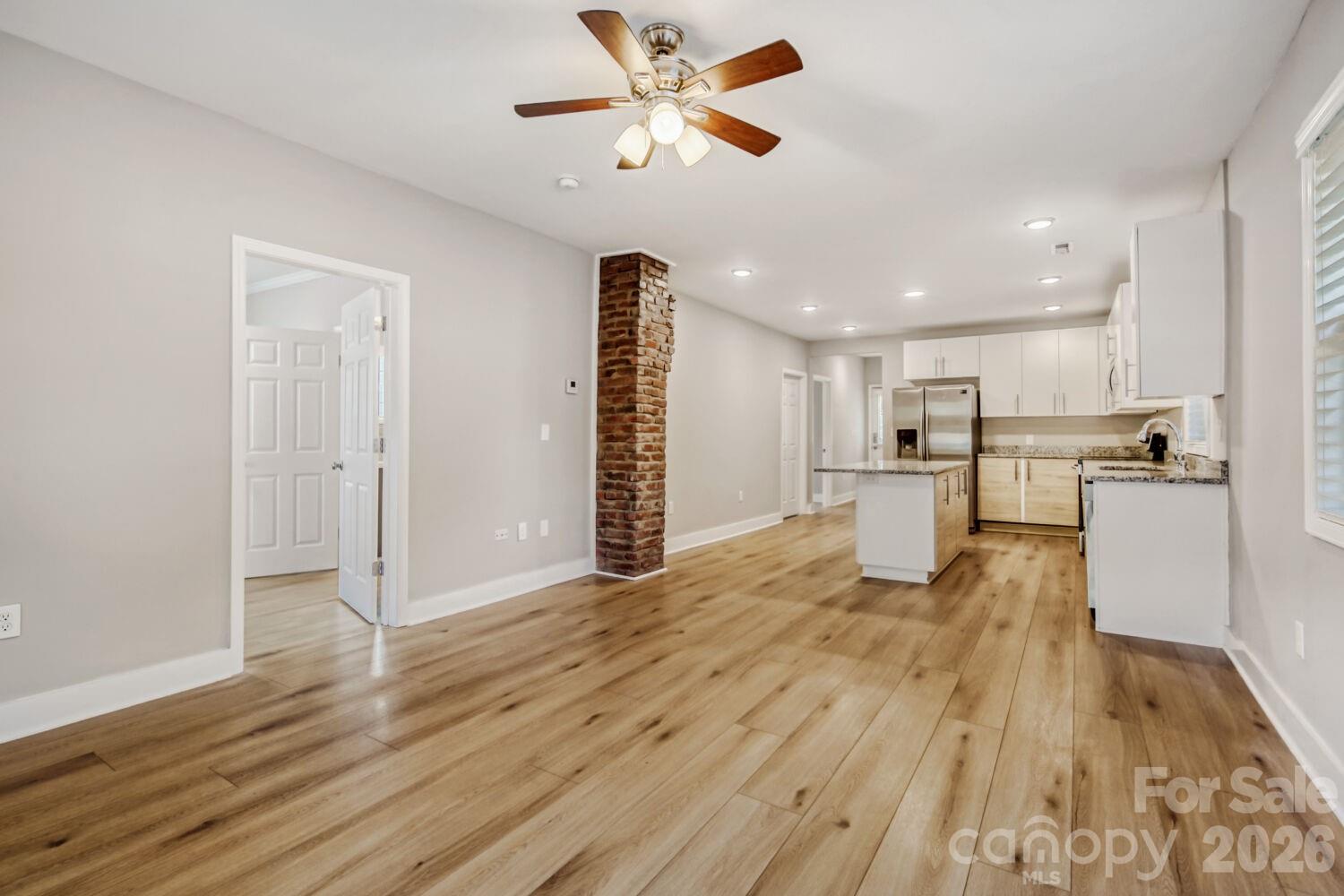 1521 Hawthorne Lane