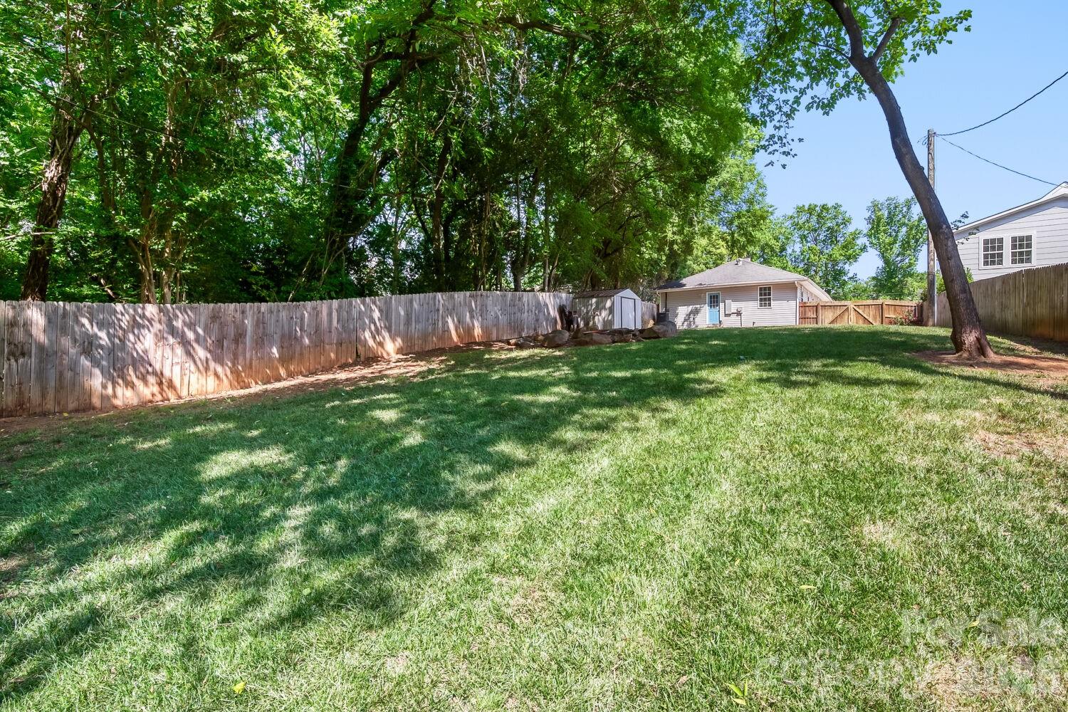 1521 Hawthorne Lane