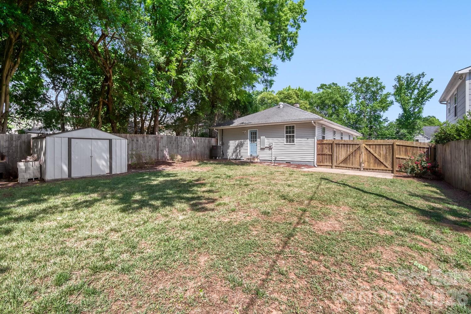1521 Hawthorne Lane