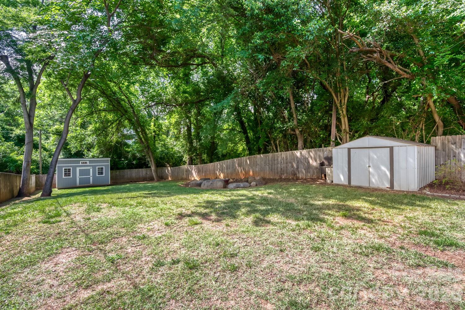 1521 Hawthorne Lane