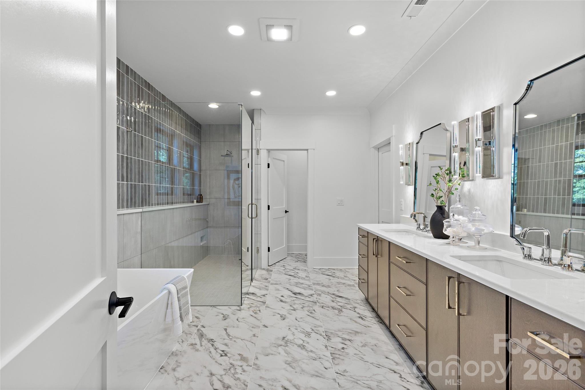 2425 Lola Avenue
