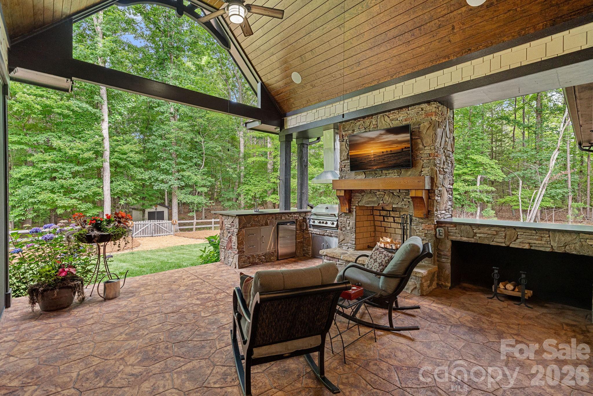 6808 Live Oaks Lane