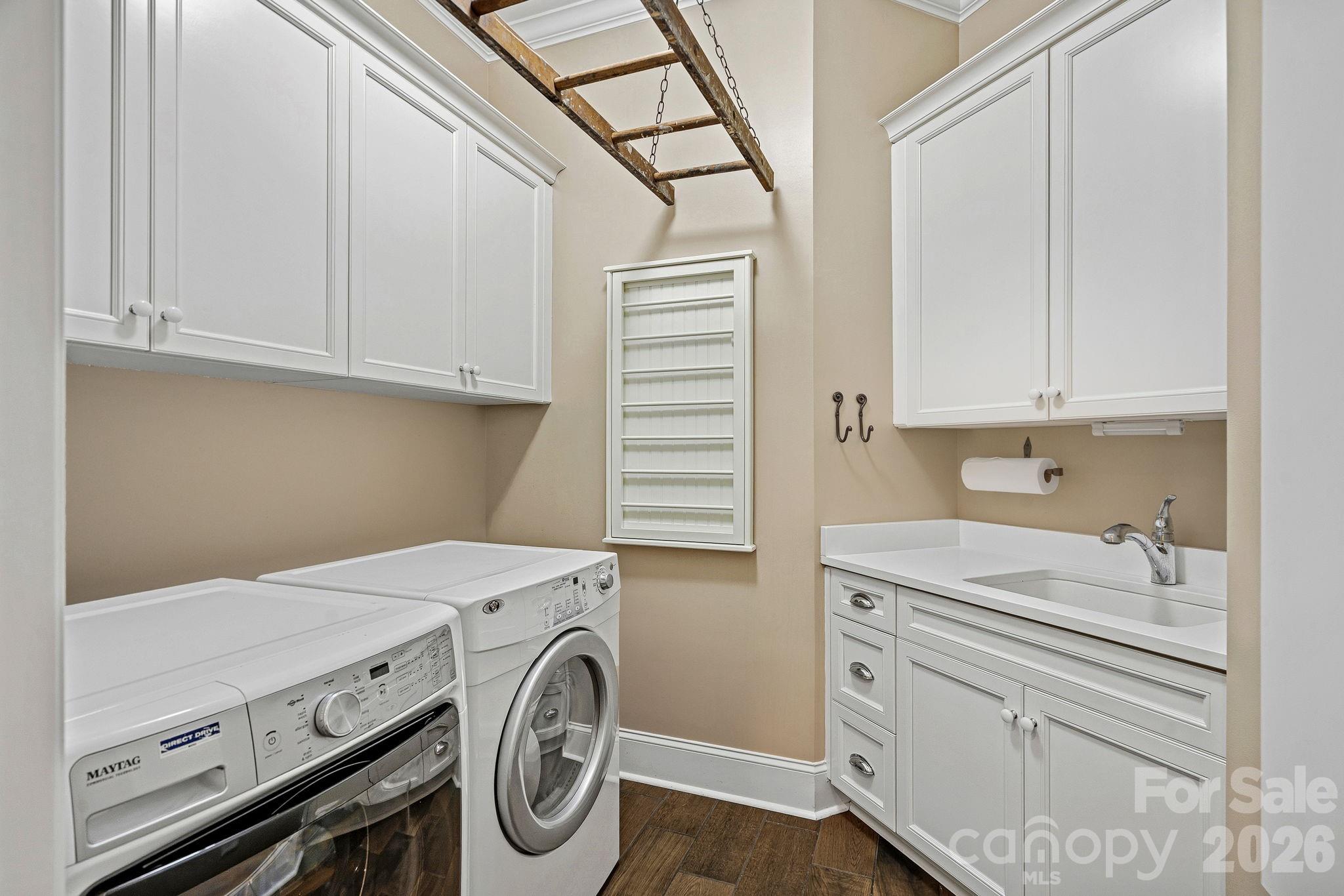 6808 Live Oaks Lane