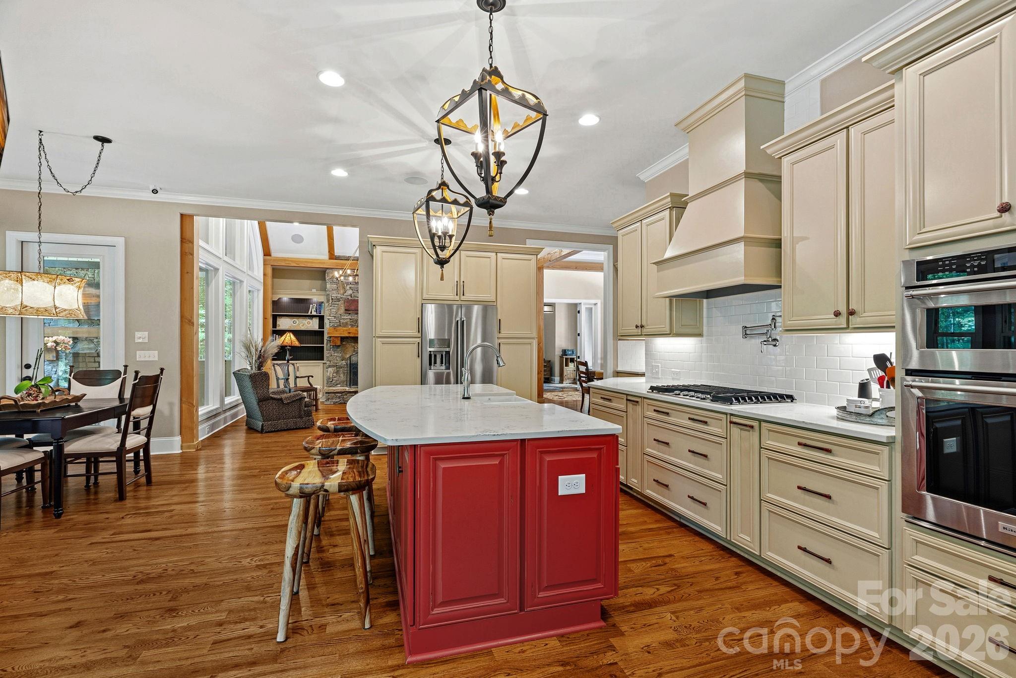 6808 Live Oaks Lane
