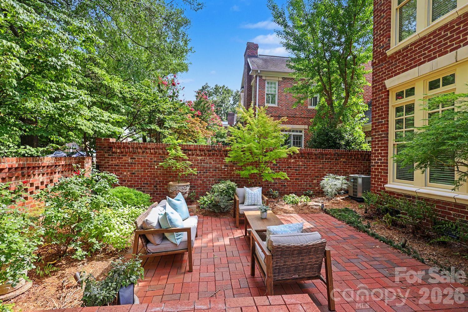 1120 Dilworth Crescent Row