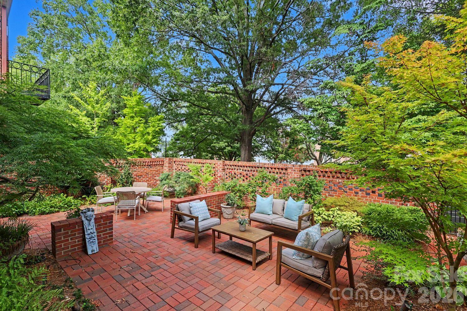 1120 Dilworth Crescent Row
