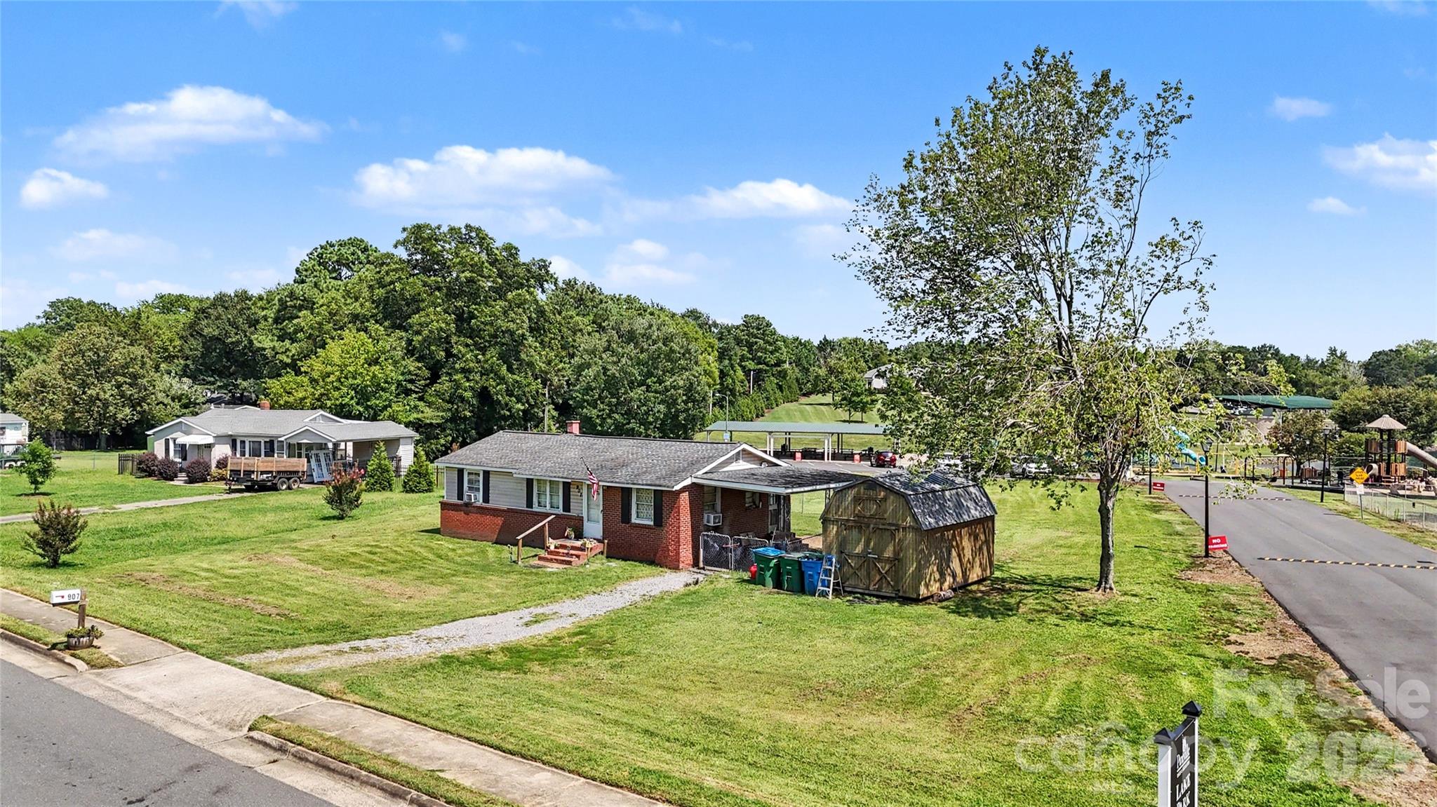 907 Lakeview Drive