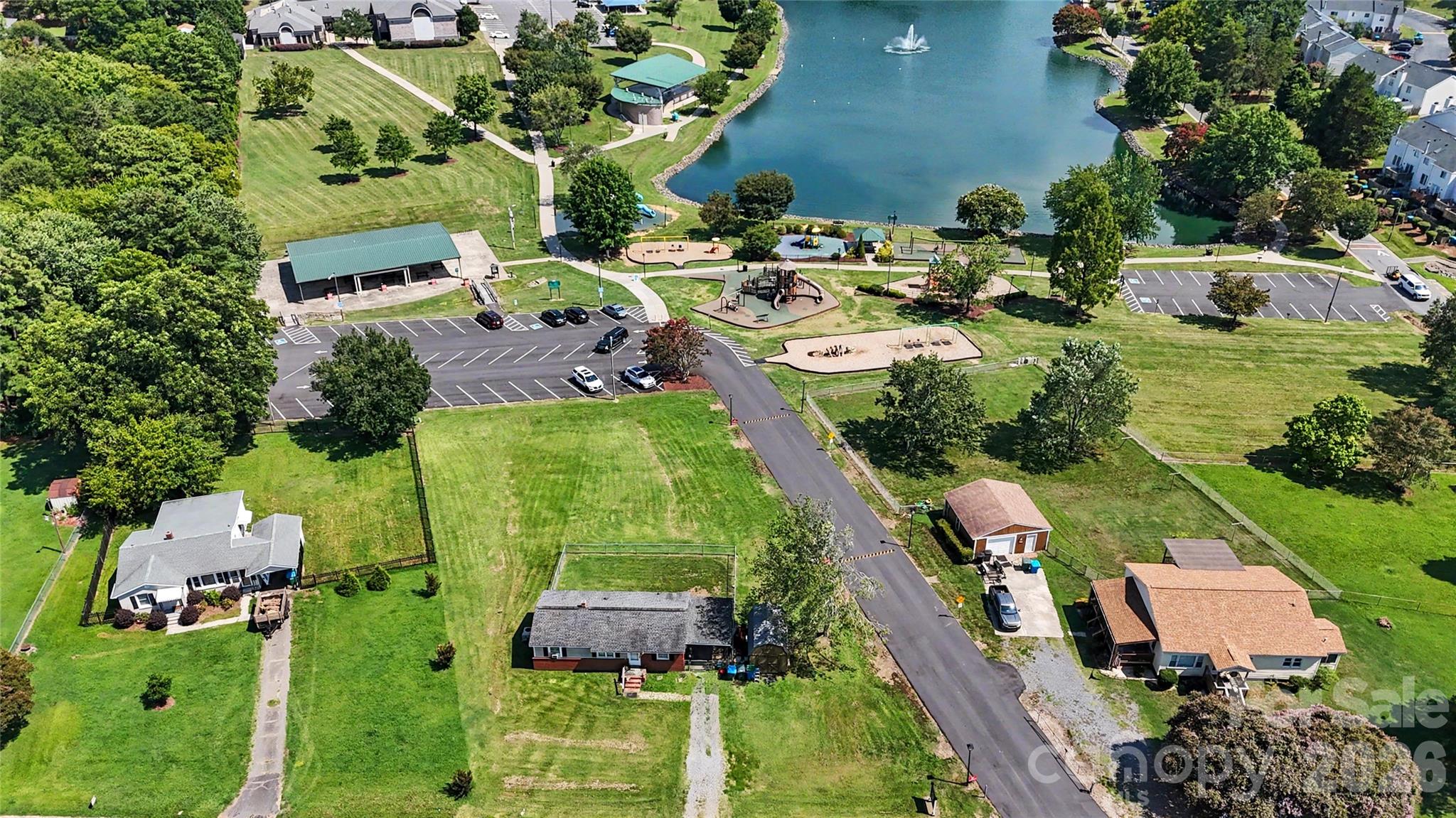 907 Lakeview Drive